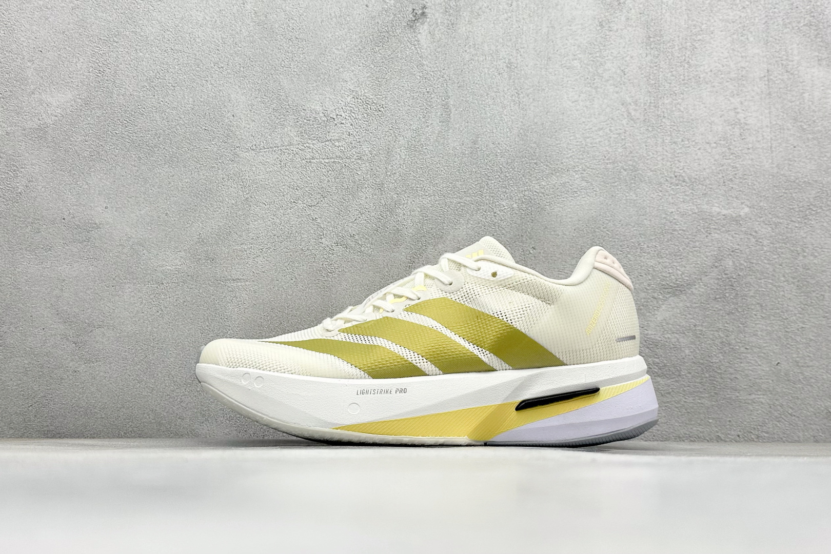 💰150
AD Adizero Boston 13 透气网布竞速跑鞋
融合Lightstrike和Lightstrike Pro技术 采用乙烯/乙酸乙烯酯(EVA)材质 打造舒适中底 含ENERGYROD能量碳柱 旨在为步伐添活力
货号:JS4952
尺码:36 36.5 37 38 38.5 39 40 40.5 41 42 42.5 43 44 44.5 45
编码:30