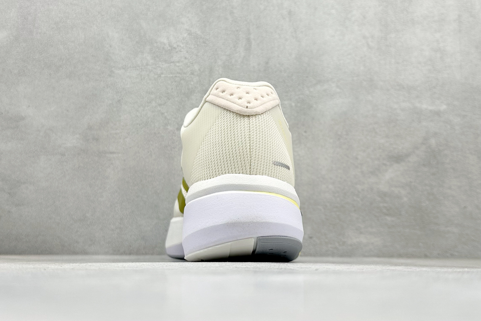 180 AD Adizero Boston 13 透气网布竞速跑鞋 JS4952