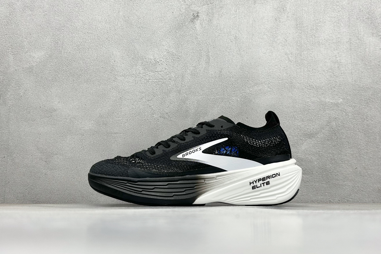 💰150
Brooks Hyperion Elite 4 PB 布鲁克斯龙卷风4 休闲透气缓震运动鞋 

货号；100046-1D-646
尺码：39-45
编码：30