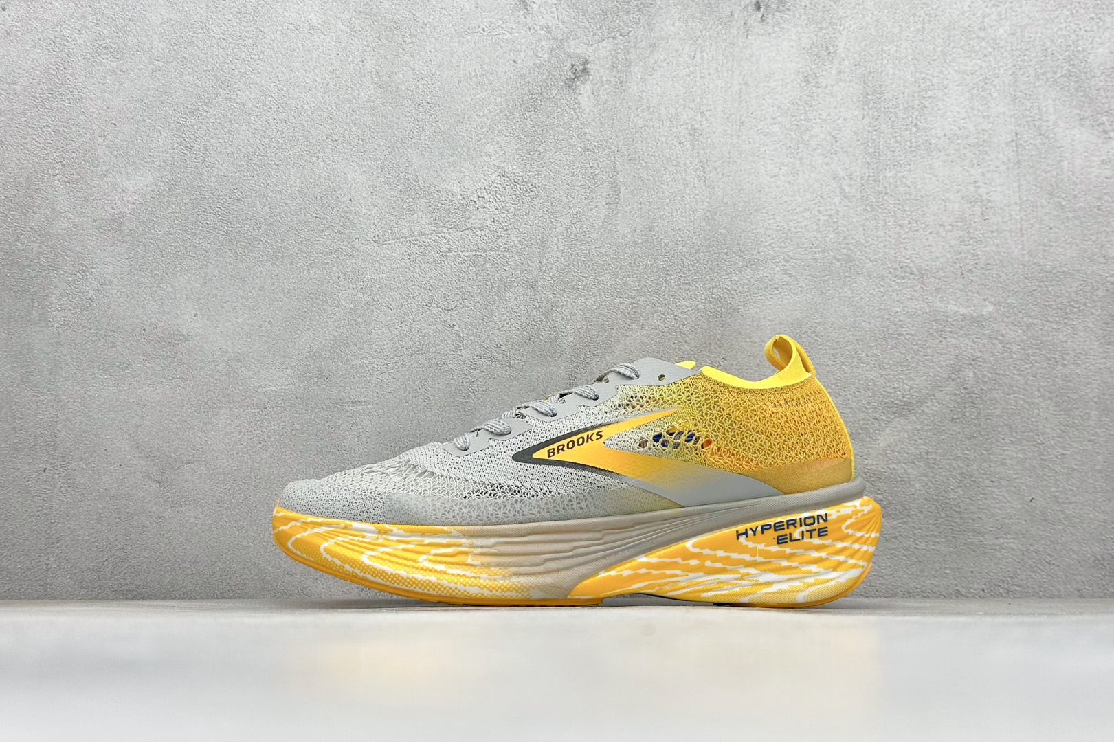 💰150
Brooks Hyperion Elite 4 PB 布鲁克斯龙卷风4 休闲透气缓震运动鞋 

货号：10053-1D-135
尺码：39-45
编码：30