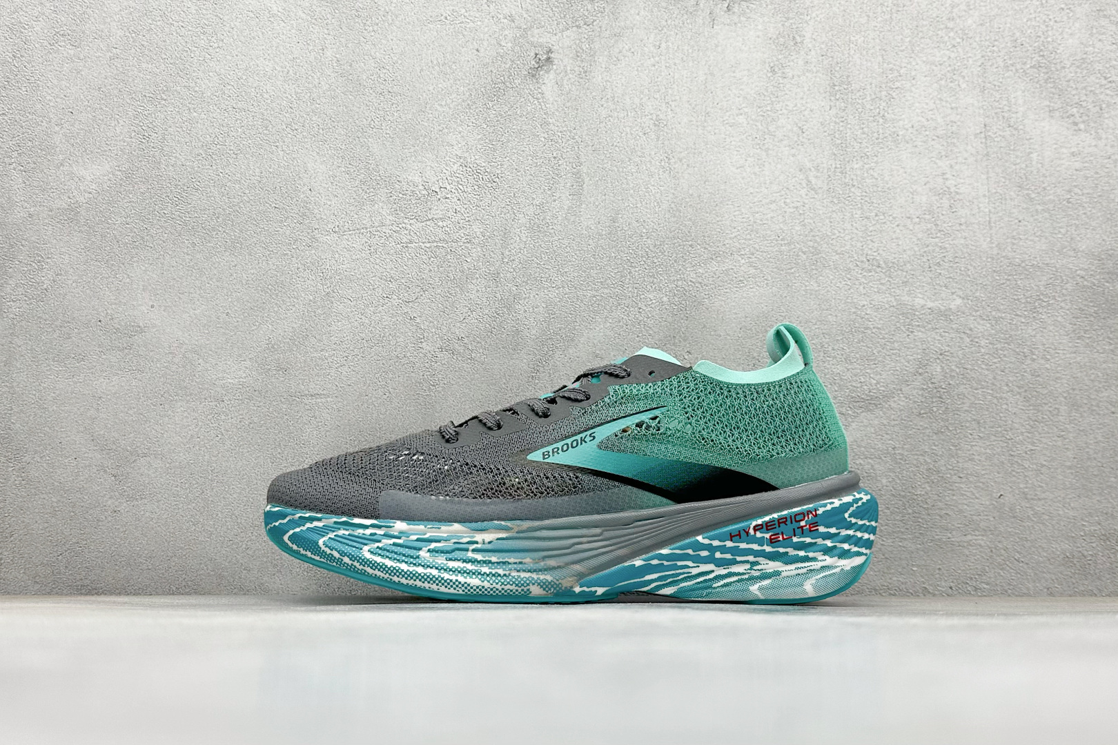 💰150
Brooks Hyperion Elite 4 PB 布鲁克斯龙卷风4 休闲透气缓震运动鞋 

货号：10053-1D-136
尺码：39-45
编码：30