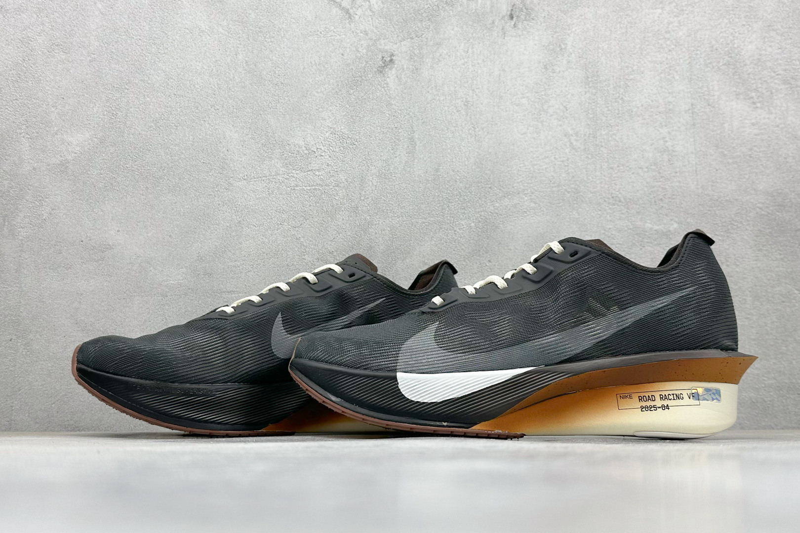 300 Nike ZoomX Vaporfly NEXT% 4 马拉松系列公路竞速超轻缓震跑步鞋 IH4453-220