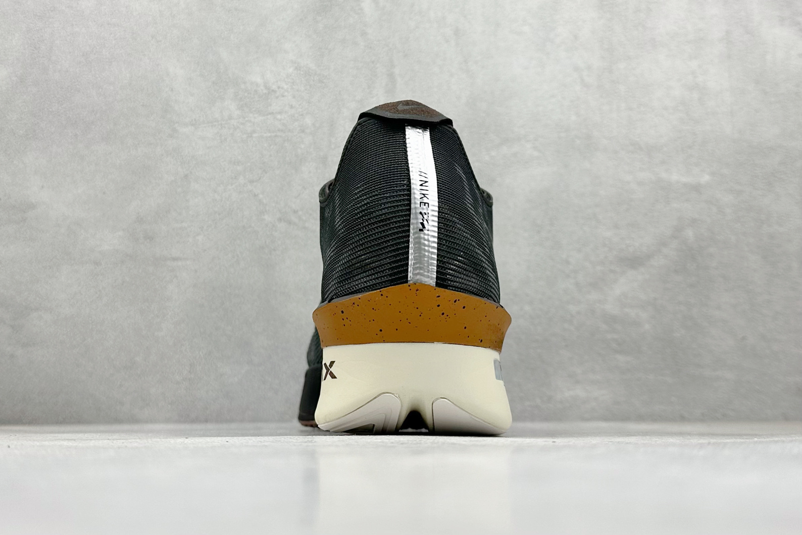 300 Nike ZoomX Vaporfly NEXT% 4 马拉松系列公路竞速超轻缓震跑步鞋 IH4453-220