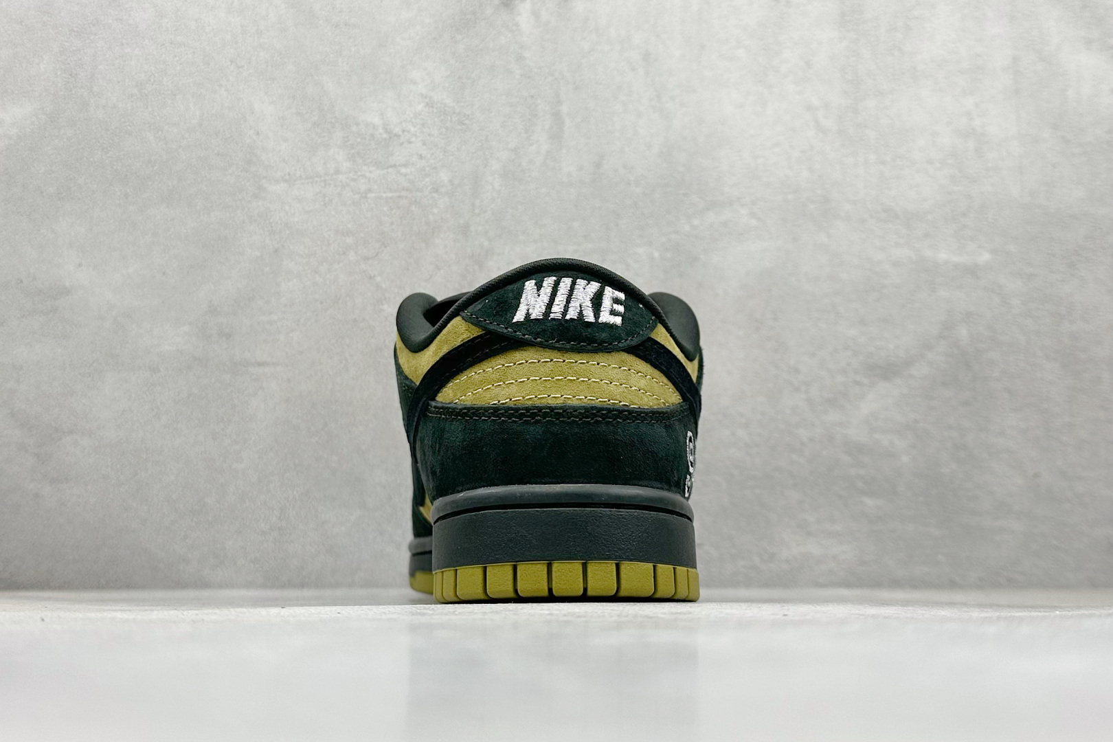 220 史诗级Nike Dunk SB DUNK LOW PRO QS x Supreme 亚洲限定 黑黄 HQ8487-300