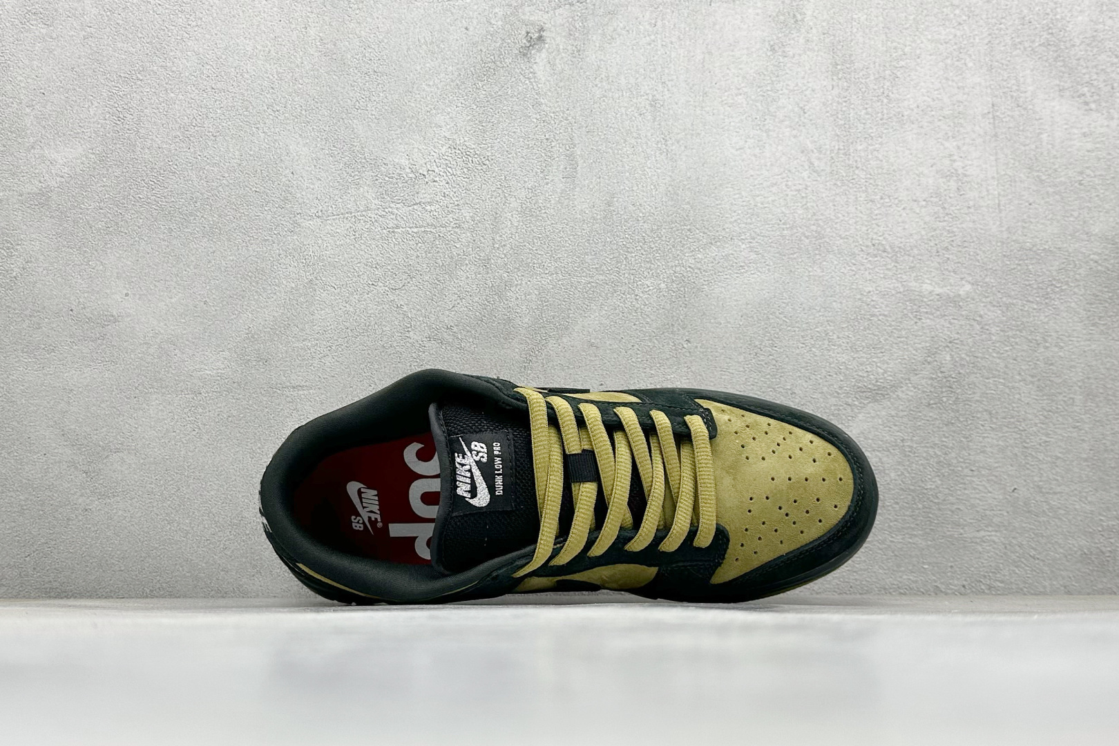 220 史诗级Nike Dunk SB DUNK LOW PRO QS x Supreme 亚洲限定 黑黄 HQ8487-300