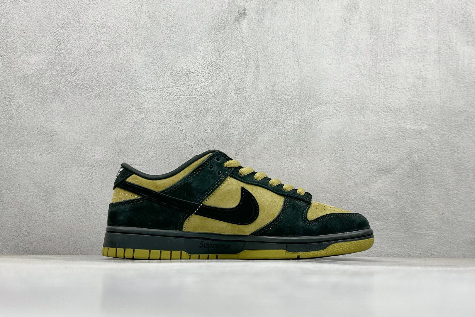 220 史诗级Nike Dunk SB DUNK LOW PRO QS x Supreme 亚洲限定 黑黄 HQ8487-300