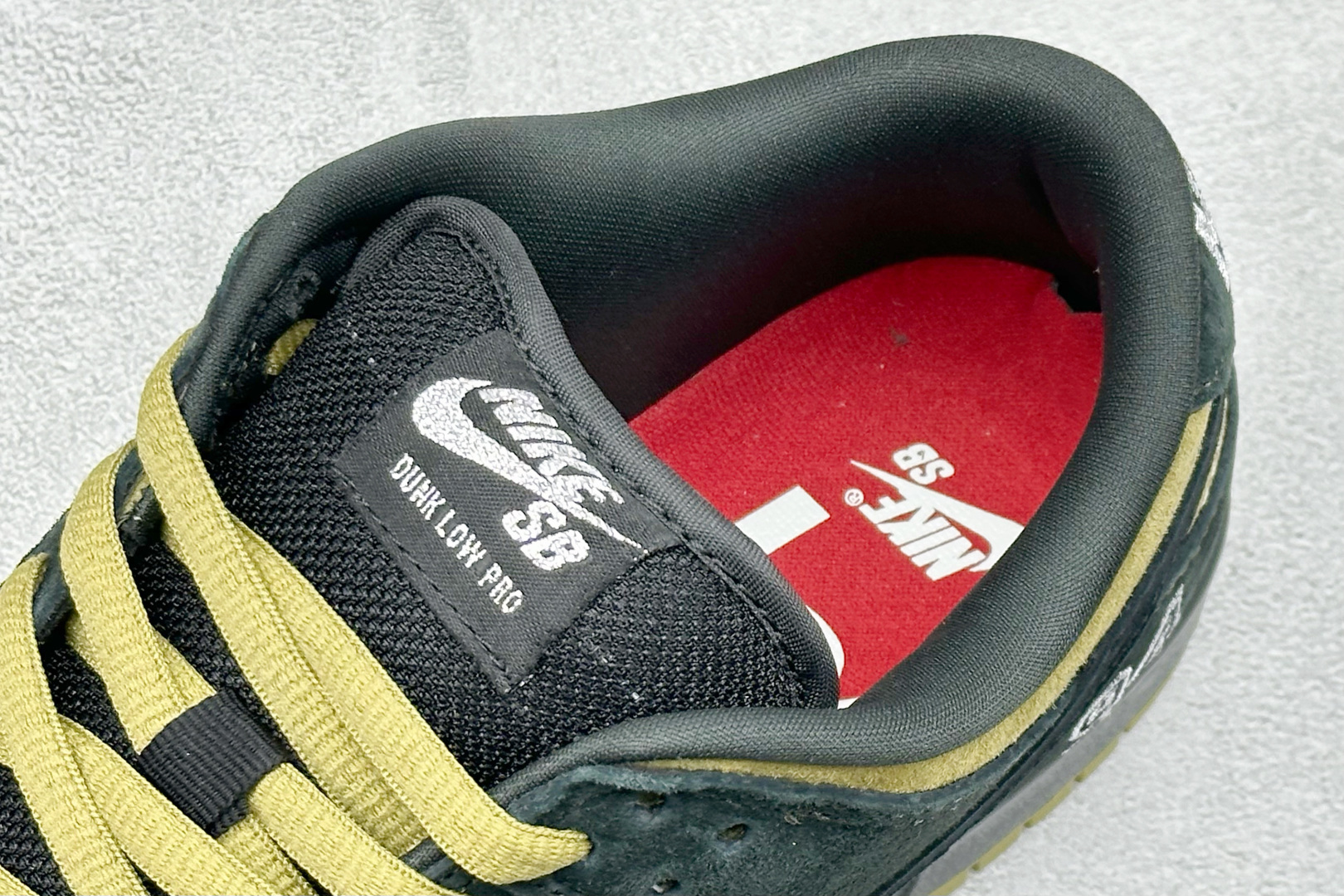 220 史诗级Nike Dunk SB DUNK LOW PRO QS x Supreme 亚洲限定 黑黄 HQ8487-300