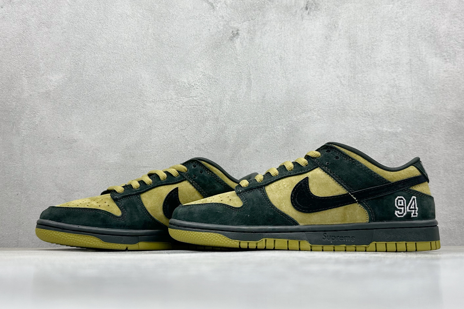 220 史诗级Nike Dunk SB DUNK LOW PRO QS x Supreme 亚洲限定 黑黄 HQ8487-300