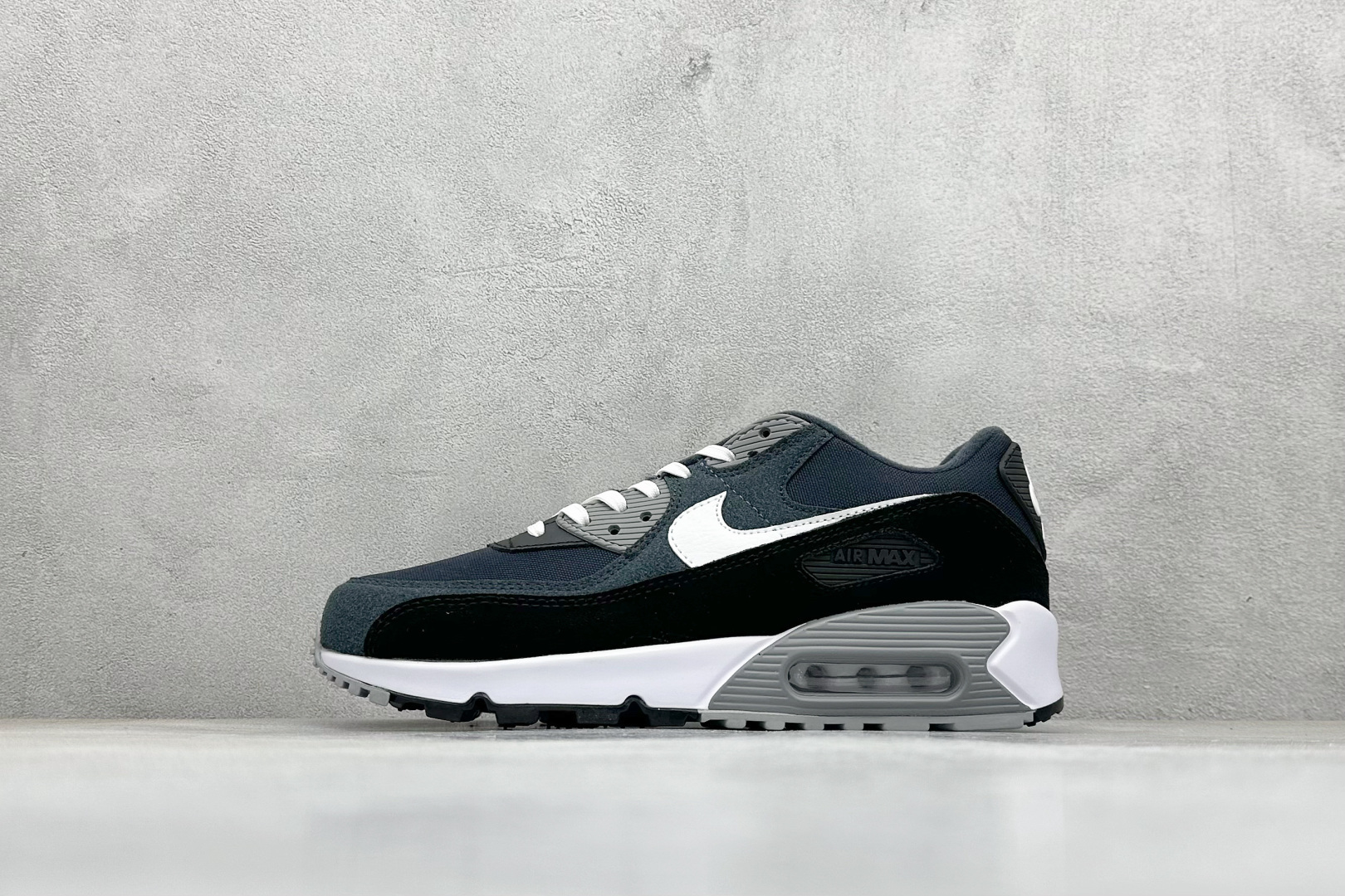 💰150
NK Air MAX 90 气垫复古减震跑步鞋
经典重温 独家陆续补货 外单专供大厂出品 品质稳定 一百余色 终端操作 Air Max 90于1990年推出 来自Air Max系列 在Air Max 1的基础上改进而得 增加了气垫面积 外型上也更为流线 最特別的就是加入了菱纹塑胶嵌板 为Air Max 90增添了许多潮流气息 皮革鞋面 造就出色耐穿性和支撑力 Max Air缓震配置搭配泡棉中底 令Air Max 90轻盈而舒适 华夫格橡胶外底 铸就Air Max 90非凡的抓地力 而Air Max 90不仅是一双跑鞋 它成功跨越了时间的演进 成为了球鞋文化与潮流圈中最熟为人知的鞋款之一 
货号：DA1641-003
SIZE：36-46
编码：29