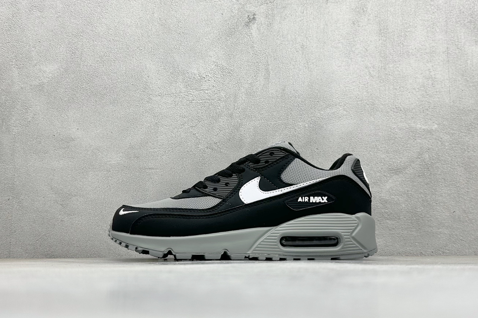 💰150
NK Air MAX 90 气垫复古减震跑步鞋
经典重温 独家陆续补货 外单专供大厂出品 品质稳定 一百余色 终端操作 Air Max 90于1990年推出 来自Air Max系列 在Air Max 1的基础上改进而得 增加了气垫面积 外型上也更为流线 最特別的就是加入了菱纹塑胶嵌板 为Air Max 90增添了许多潮流气息 皮革鞋面 造就出色耐穿性和支撑力 Max Air缓震配置搭配泡棉中底 令Air Max 90轻盈而舒适 华夫格橡胶外底 铸就Air Max 90非凡的抓地力 而Air Max 90不仅是一双跑鞋 它成功跨越了时间的演进 成为了球鞋文化与潮流圈中最熟为人知的鞋款之一 
货号：DD6706-010
SIZE：36-46
编码：29