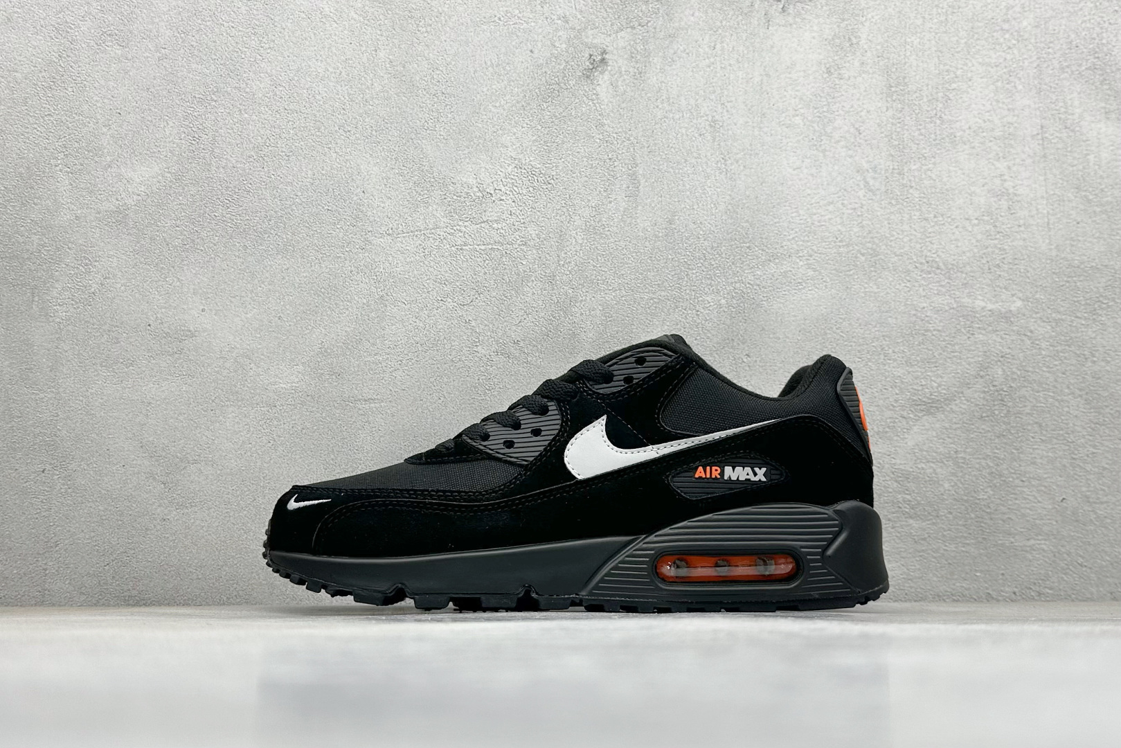 💰150
NK Air MAX 90 气垫复古减震跑步鞋
经典重温 独家陆续补货 外单专供大厂出品 品质稳定 一百余色 终端操作 Air Max 90于1990年推出 来自Air Max系列 在Air Max 1的基础上改进而得 增加了气垫面积 外型上也更为流线 最特別的就是加入了菱纹塑胶嵌板 为Air Max 90增添了许多潮流气息 皮革鞋面 造就出色耐穿性和支撑力 Max Air缓震配置搭配泡棉中底 令Air Max 90轻盈而舒适 华夫格橡胶外底 铸就Air Max 90非凡的抓地力 而Air Max 90不仅是一双跑鞋 它成功跨越了时间的演进 成为了球鞋文化与潮流圈中最熟为人知的鞋款之一 
货号：IM5989-010
SIZE：36-46
编码：29
