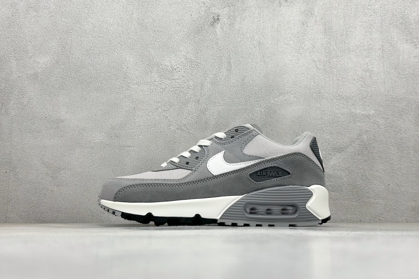 💰150
NK Air MAX 90 气垫复古减震跑步鞋
经典重温 独家陆续补货 外单专供大厂出品 品质稳定 一百余色 终端操作 Air Max 90于1990年推出 来自Air Max系列 在Air Max 1的基础上改进而得 增加了气垫面积 外型上也更为流线 最特別的就是加入了菱纹塑胶嵌板 为Air Max 90增添了许多潮流气息 皮革鞋面 造就出色耐穿性和支撑力 Max Air缓震配置搭配泡棉中底 令Air Max 90轻盈而舒适 华夫格橡胶外底 铸就Air Max 90非凡的抓地力 而Air Max 90不仅是一双跑鞋 它成功跨越了时间的演进 成为了球鞋文化与潮流圈中最熟为人知的鞋款之一 
货号：DA1641-001
SIZE：36-46
编码：29