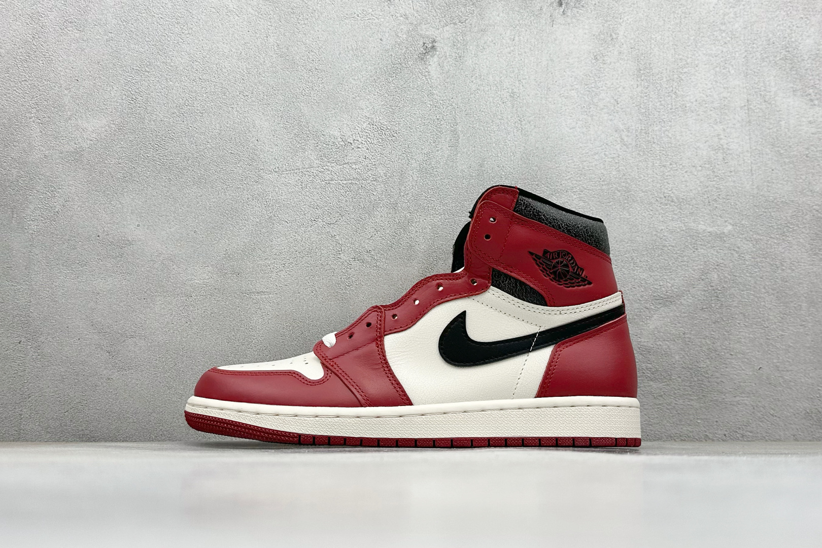 💰220
新F版AIR Jordan 1 RETRO HIGH OG 高帮 芝加哥做旧
原装纸板原楦开发 极致鞋型一眼正即视感
#独家私模原档案开模，自动区别市面版本
#全鞋采用东莞头层皮，用料绝不含糊
#飞翼3D高频立体感十足 细节全方面到位
#全鞋电脑车线 顶级工艺 完美清洁度
货号:  DZ5485-612
尺码：36-47.5
编码：36