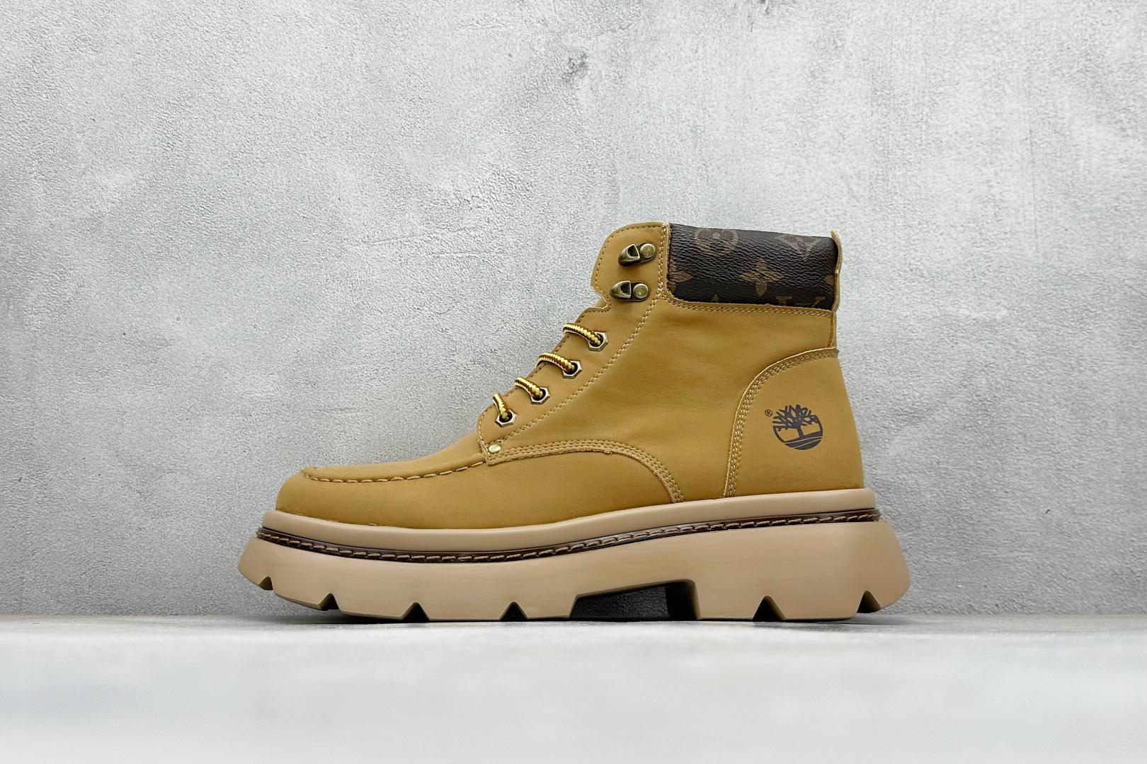 💰240
Lv x Timberland Lv联名添柏岚大黄靴 顶奢流量品牌与时代经典的结合之作 巴黎时装首秀
#代购专供品质 高弹Modern 外置防滑橡塑发泡超轻大底 系带设计 穿脱十分方便 采用TPU模压定型真皮鞋面材质#EVA轻翼科技外底具有防滑,耐磨和良好的弹性 
Pharrell Williams充分发挥了作为Louis Vuitton创意总监的角色 这款鞋重新定义了 
6英寸大黄靴的经典设计 致敬1996年Grandmaster Flash经典黄靴造型
原厂五金鞋带扣 工艺全新升级 
中山大厂代工 原单进口皮料 
独立私模大底，正确logo，
原装一致头层磨砂皮 搭配经典老花领口
全新原厂包装鞋盒 市场独家供应
尺码：38-44（皮鞋码）
编码：38