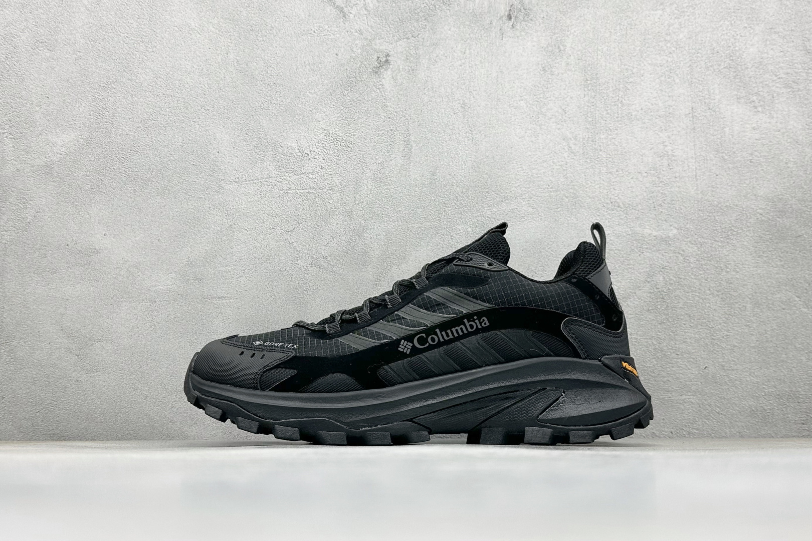 Columbia 哥伦比亚户外登山鞋休闲鞋户外越野徒步鞋 广东大厂品质 面料采用进口磨砂牛皮 鞋底采用Vibram黄金大底 专门为鞋底设计的橡胶以出色的耐磨性,良好的防滑性,均匀的质地获得了众多品牌的认可Columbia成立于1938年,源自美国俄勒 州波特兰市,是有着80年悠久历史的国际户外品牌.作为户外科技的先驱者,哥伦比亚倡导 “Tested Tough要玩就玩真的”品牌精神.实地测试文化作为其品牌基因,致力透过产品传递品牌精髓.Columbia执着于让消费者在户外得到专业的真实保护,可以更长时间地享受户外乐趣 (运动码) 编码:35