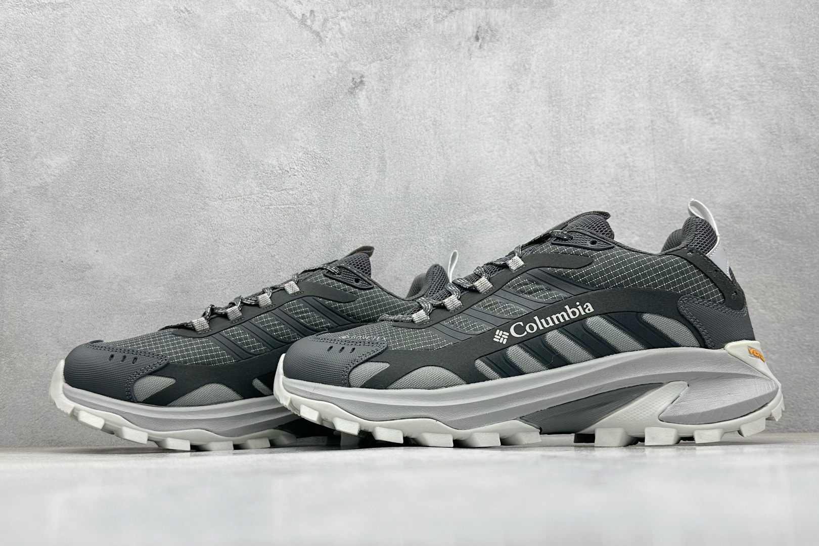 240 Columbia 哥伦比亚户外登山鞋休闲鞋户外越野徒步鞋