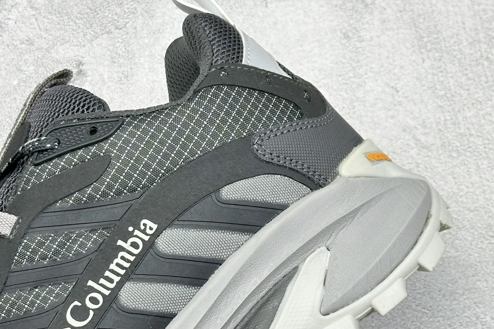 240 Columbia 哥伦比亚户外登山鞋休闲鞋户外越野徒步鞋