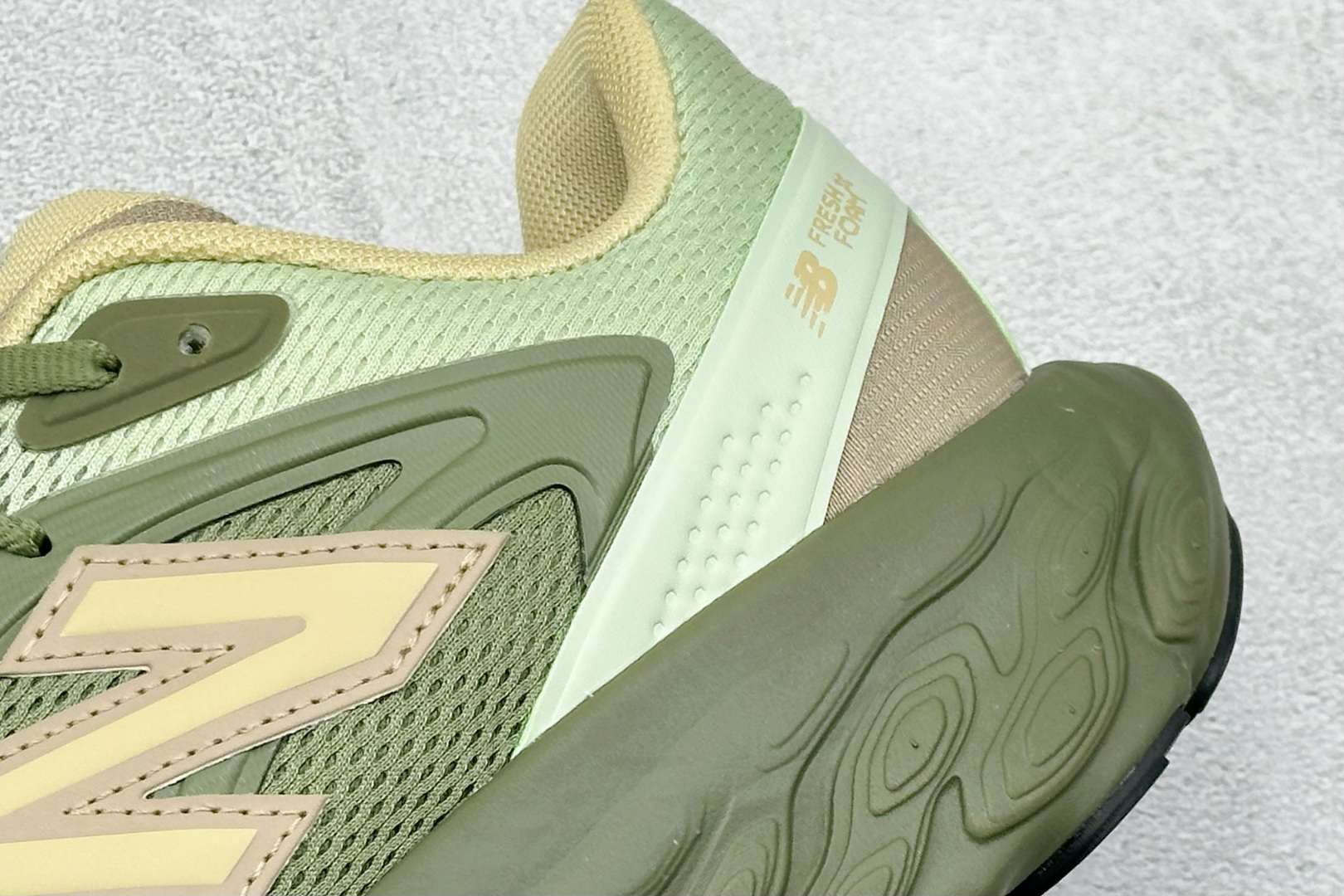 210 New Balance NB Fresh Foam Evoz舒适耐磨低帮跑步鞋 UTRNAD