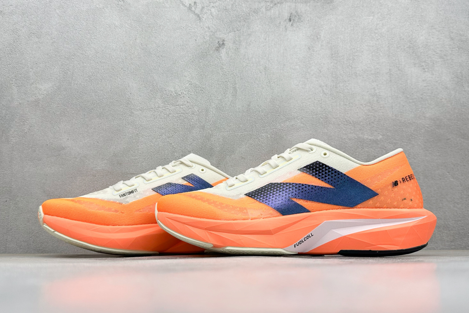 180 New Balance FuelCell SuperComp Trainer V4 新百伦NB系列超轻量化低帮休闲运动慢跑鞋 MFCXCO4