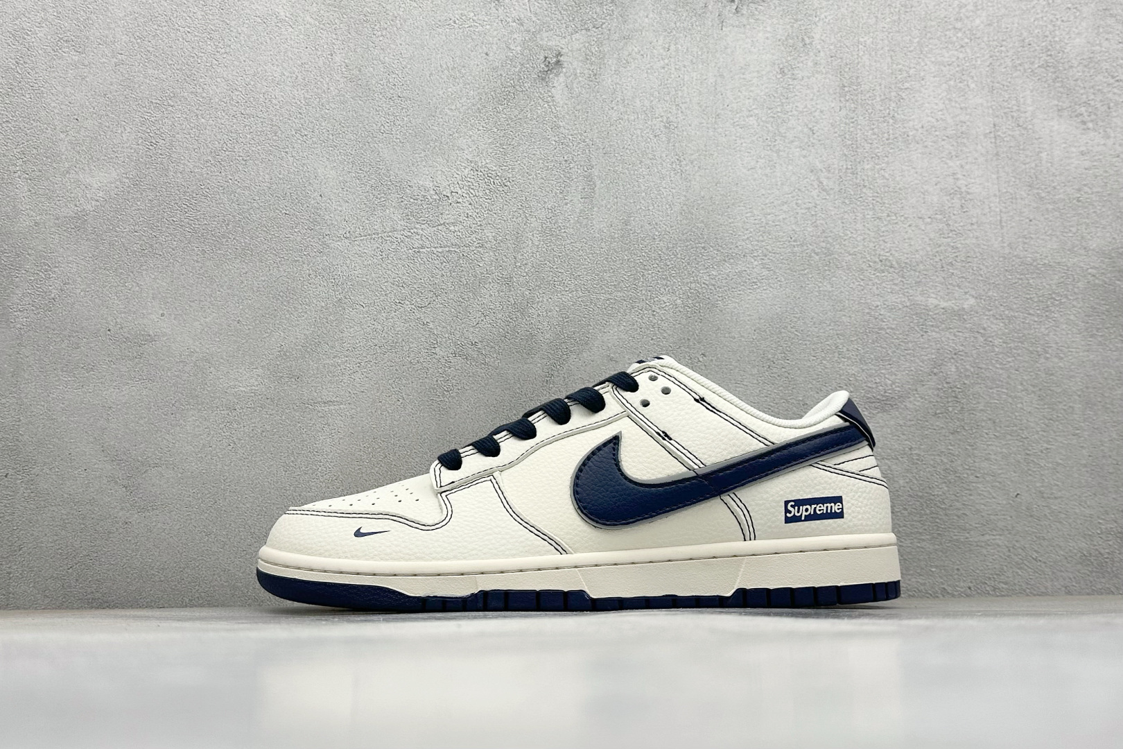 💰240
Nike SB Dunk Low“ Supreme联名——午夜蓝”  周年高端定制 低帮休闲板鞋 
定制鞋盒 大厂纯原品质出货 超高清洁度 皮料切割干净无任何毛边 细节完美 
 货号：SM6668-116
 Size: 36 36.5 37.5 38 38.5 39 40 40.5 41 42 42.5 43 44 44.5 45
编码：38