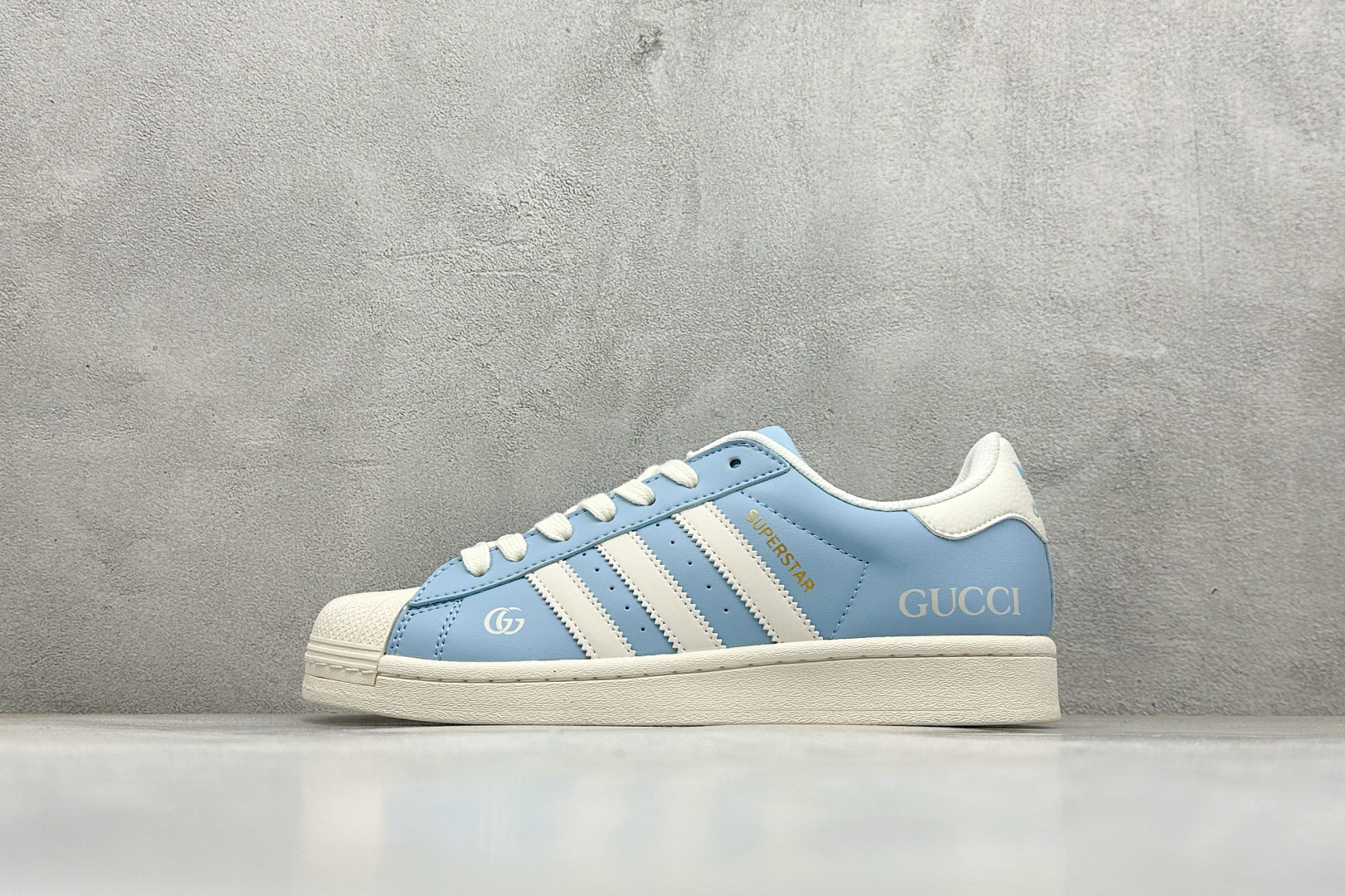 💰200
AD Originals Superstar x GUCCI 蓝白
采用全新头层拼接皮革材质
后跟采用特色3D立体印字 
渠道正品订单 诠释市场最高工艺水平
全鞋进口头层皮料打造
区别市面普通真标版本，进出专柜无压力 
货号：SD6813
Size：36-45
编码：34