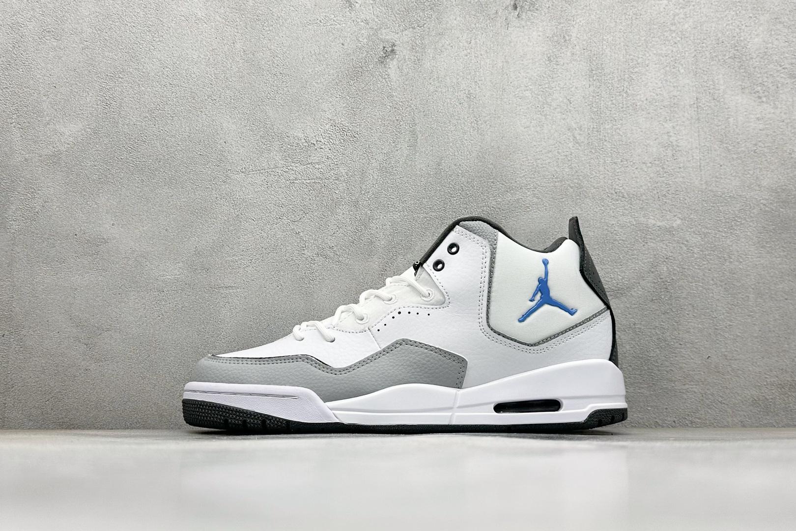 Air Jordan Courtside 23 AJ23 乔丹AJ3代简版中帮复古休闲运动文化篮球鞋 采用翻毛皮组合牛津布鞋面材质 内嵌缜密定位拉帮及注胶效果 中底PU内嵌开窗式Air缓震气垫 可视化NK AIR缓震配置 营造柔软舒适的脚感 橡胶外底 在多种地面均有出色抓地力 官方货号:IF0848-141 编码:32