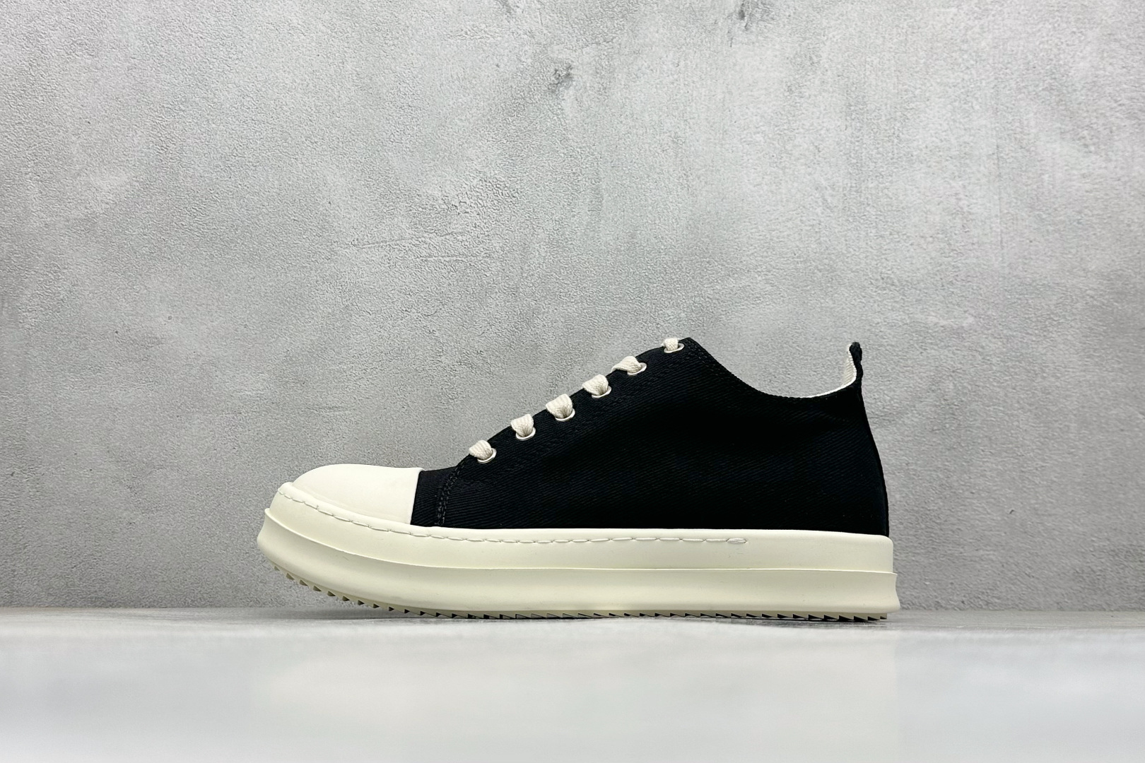 💰180
OK版Rick Owens Drkshdw 瑞克·欧文低帮时尚运动板鞋 
二级市场已经7K以上 平台客户随意卖四位数 RO广东原厂出品 纯原天花板 原版一比一复刻 冲正绝不翻车 还原度达到百分之98以上 原楦开发纸版版型 ZP拆解原版1:1复模裁片纸版 力求做到0错位 这样才能达到和zp一致的鞋型味道 采用进口cnc数控机床开发对版独家tpu奶香大底 区别于市场所有版本 zp同源定制尼龙布 达到和zp一致手感 原厂进口细纹布 万邦订购原厂高弹粉红色海绵 内里搭配软质细腻羊皮 TPU高密度大底 软硬度透光度高已经测试和原版一致 
尺码：35 36 37 38 39 40 41 42 43 44 45 46
编码：32