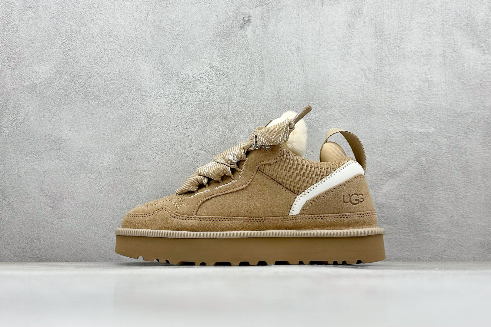 UGG 梅尔款 鞋面设计,再生弹道帆布网纱、采用优质翻毛皮鞋面,双色扁平鞋带. 鞋内里材质,采用隆丰羊皮毛一体.毛茸内里,保暖锁热. 鞋底材质,舒适的Treadlite by UGG EVA 轻翼大底. 货号:1144032 编码:39