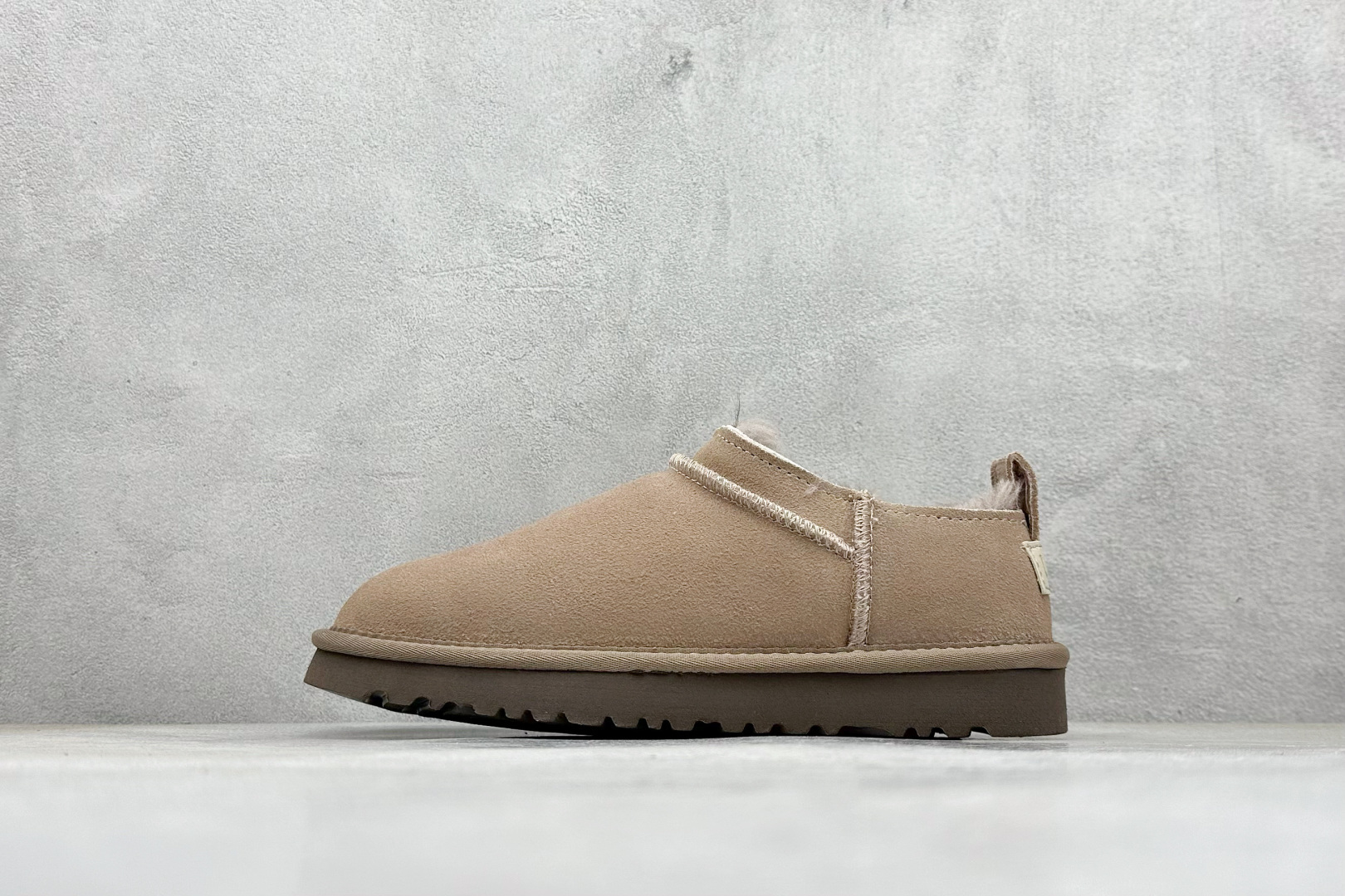 💰140
UGG Kallen Lace 新款低帮雪地靴 冬季保暖外出 家居都是很适合的选择 近年uug推出款式系列 局部偏向年轻消费者喜好 也走到时尚潮流穿搭的前沿 鞋身材质 翻毛皮鞋面 轻便全套包装  
货号：1122553
尺码: 35-40
编码：28