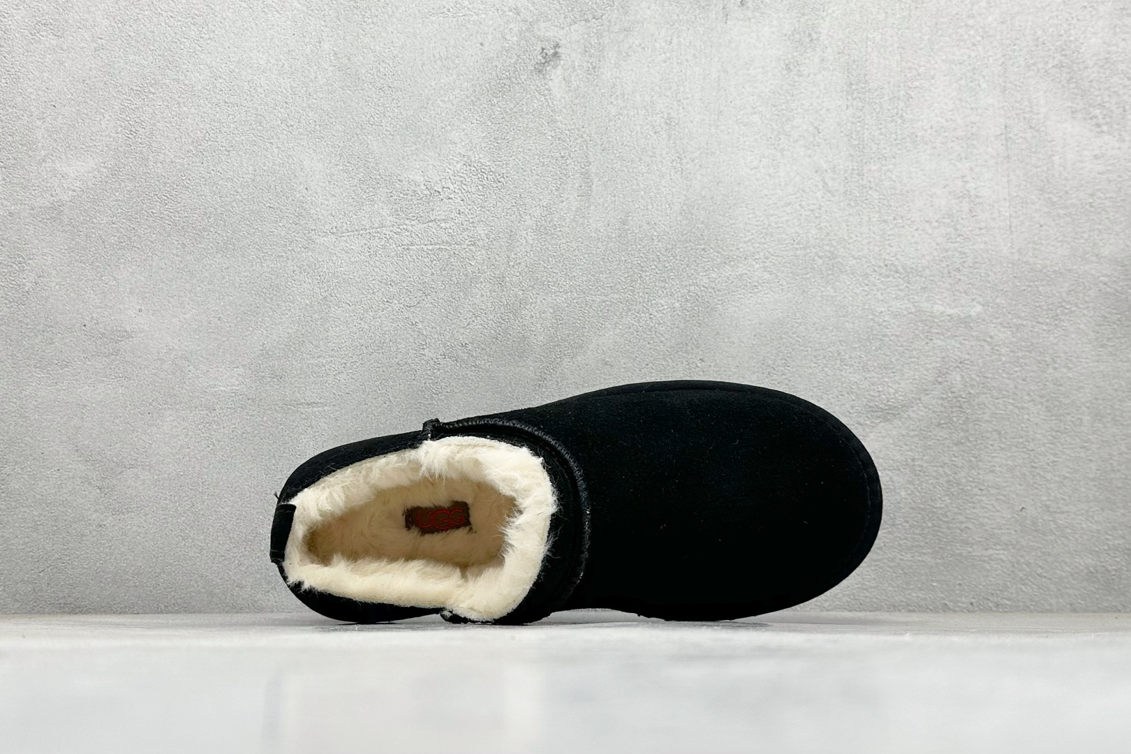 💰140
UGG Kallen Lace 新款低帮雪地靴 冬季保暖外出 家居都是很适合的选择 近年uug推出款式系列 局部偏向年轻消费者喜好 也走到时尚潮流穿搭的前沿 鞋身材质 翻毛皮鞋面 轻便全套包装  
货号：1122553
尺码: 35-40
编码：28