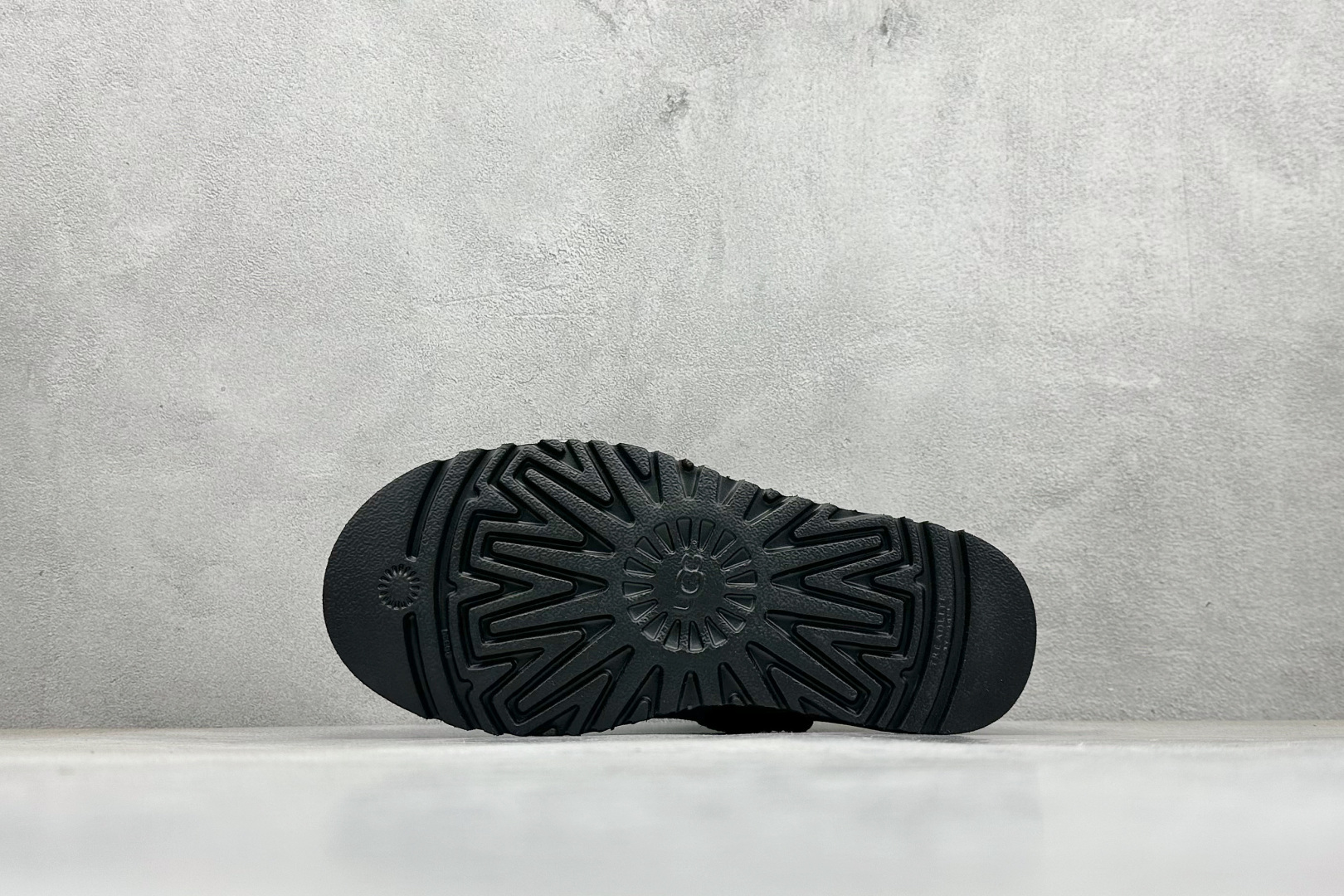 💰140
UGG Kallen Lace 新款低帮雪地靴 冬季保暖外出 家居都是很适合的选择 近年uug推出款式系列 局部偏向年轻消费者喜好 也走到时尚潮流穿搭的前沿 鞋身材质 翻毛皮鞋面 轻便全套包装  
货号：1122553
尺码: 35-40
编码：28