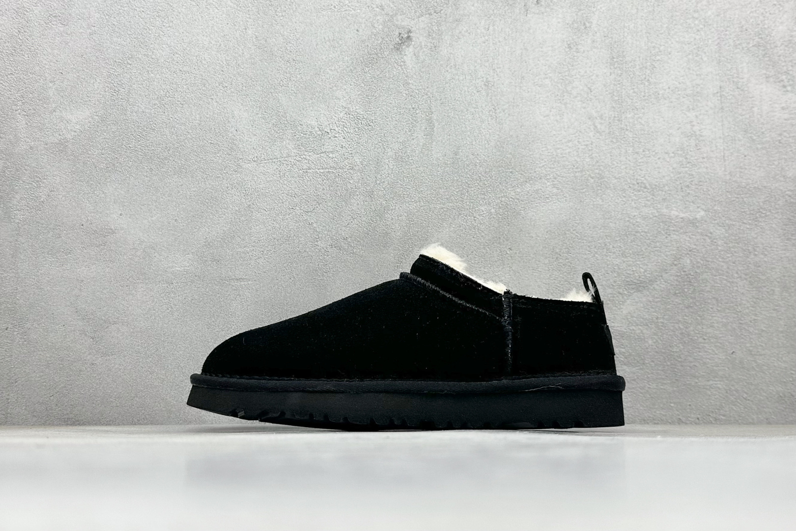 💰140
UGG Kallen Lace 新款低帮雪地靴 冬季保暖外出 家居都是很适合的选择 近年uug推出款式系列 局部偏向年轻消费者喜好 也走到时尚潮流穿搭的前沿 鞋身材质 翻毛皮鞋面 轻便全套包装  
货号：1122553
尺码: 35-40
编码：28