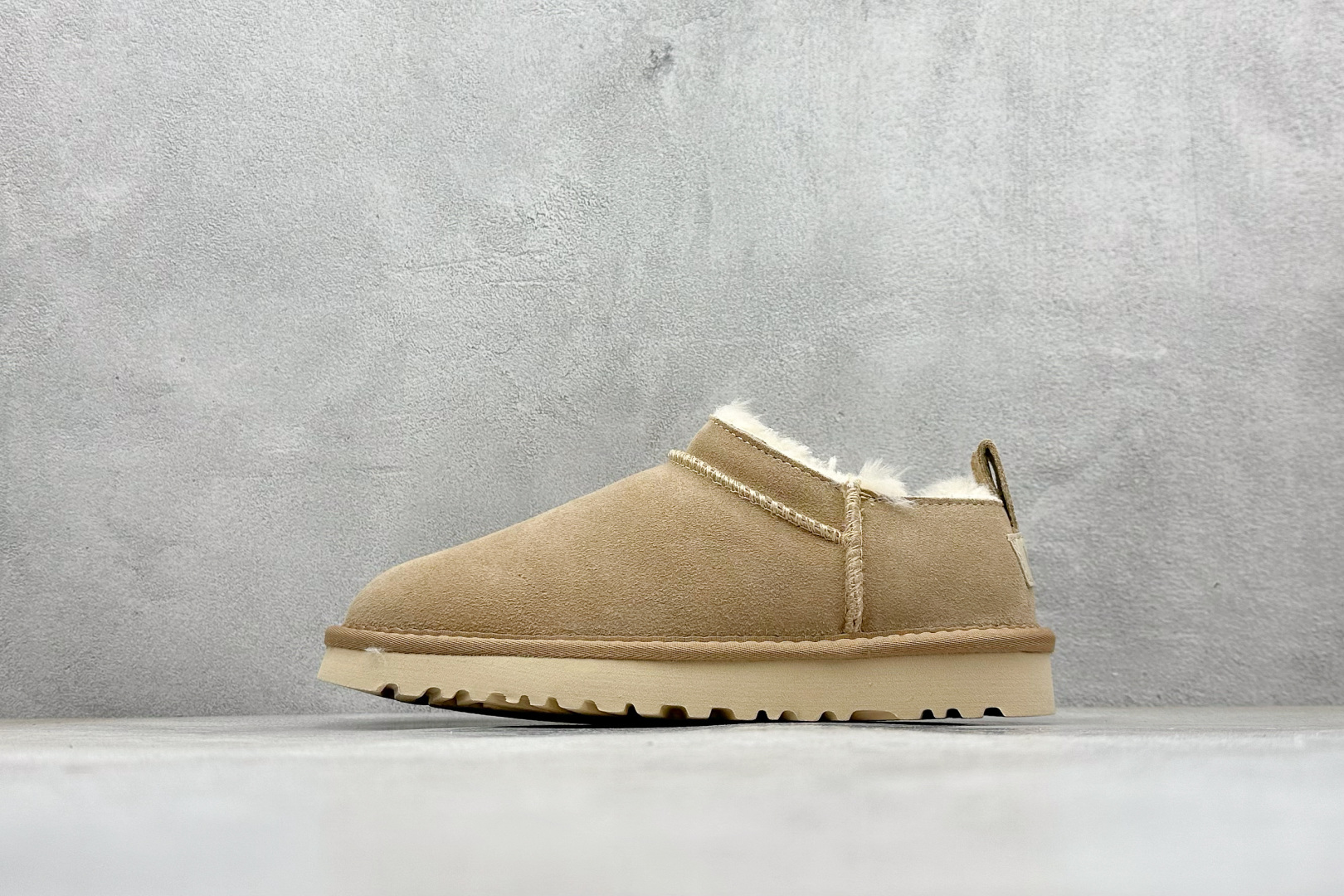 💰140
UGG Kallen Lace 新款低帮雪地靴 冬季保暖外出 家居都是很适合的选择 近年uug推出款式系列 局部偏向年轻消费者喜好 也走到时尚潮流穿搭的前沿 鞋身材质 翻毛皮鞋面 轻便全套包装  
货号：1122553
尺码: 35-40
编码：28