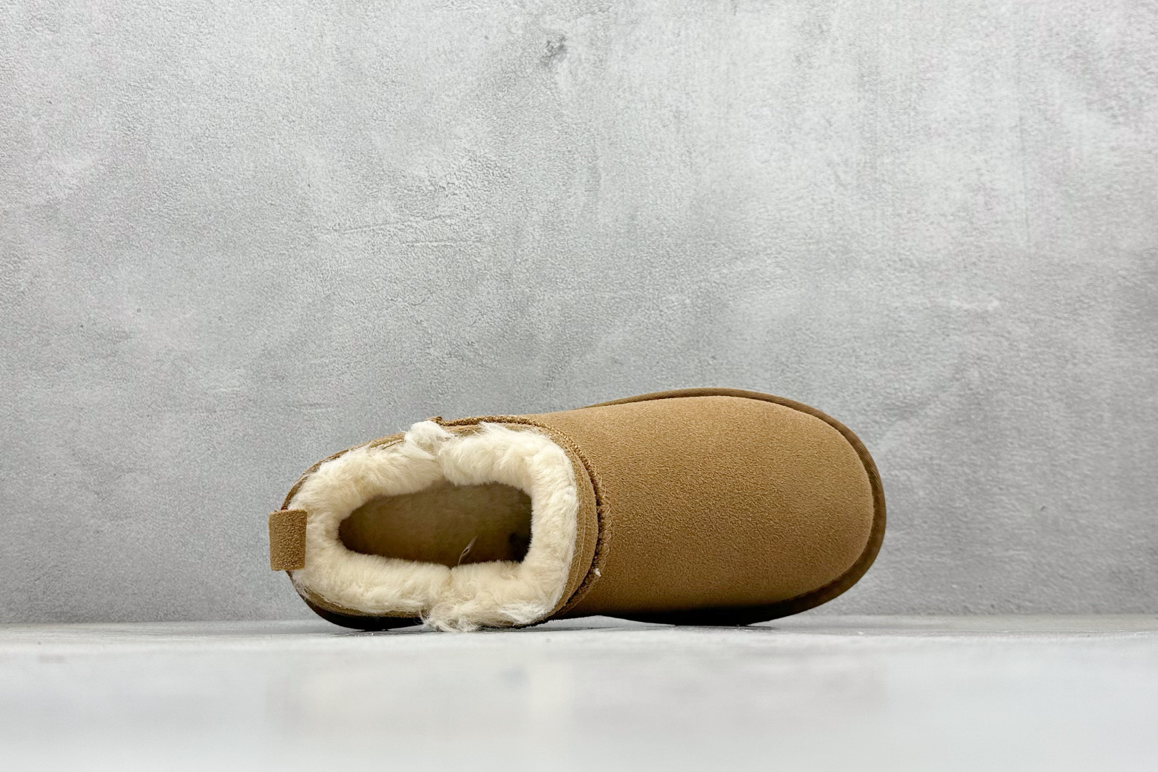 💰140
UGG Kallen Lace 新款低帮雪地靴 冬季保暖外出 家居都是很适合的选择 近年uug推出款式系列 局部偏向年轻消费者喜好 也走到时尚潮流穿搭的前沿 鞋身材质 翻毛皮鞋面 轻便全套包装  
货号：1122553
尺码: 35-40
编码：28