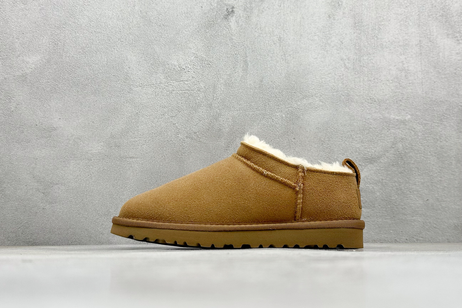 💰140
UGG Kallen Lace 新款低帮雪地靴 冬季保暖外出 家居都是很适合的选择 近年uug推出款式系列 局部偏向年轻消费者喜好 也走到时尚潮流穿搭的前沿 鞋身材质 翻毛皮鞋面 轻便全套包装  
货号：1122553
尺码: 35-40
编码：28