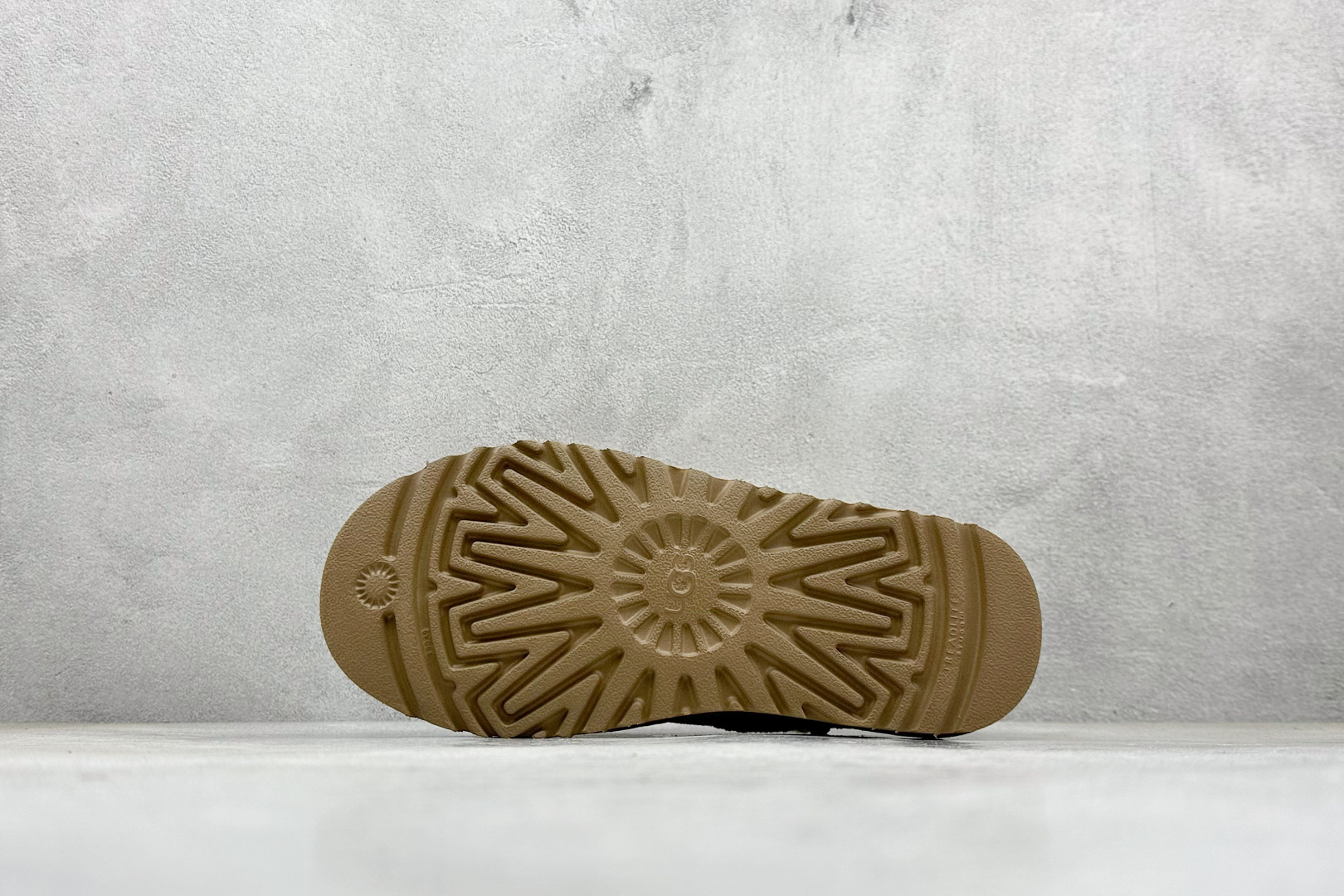 💰140
UGG Kallen Lace 新款低帮雪地靴 冬季保暖外出 家居都是很适合的选择 近年uug推出款式系列 局部偏向年轻消费者喜好 也走到时尚潮流穿搭的前沿 鞋身材质 翻毛皮鞋面 轻便全套包装  
货号：1122553
尺码: 35-40
编码：28