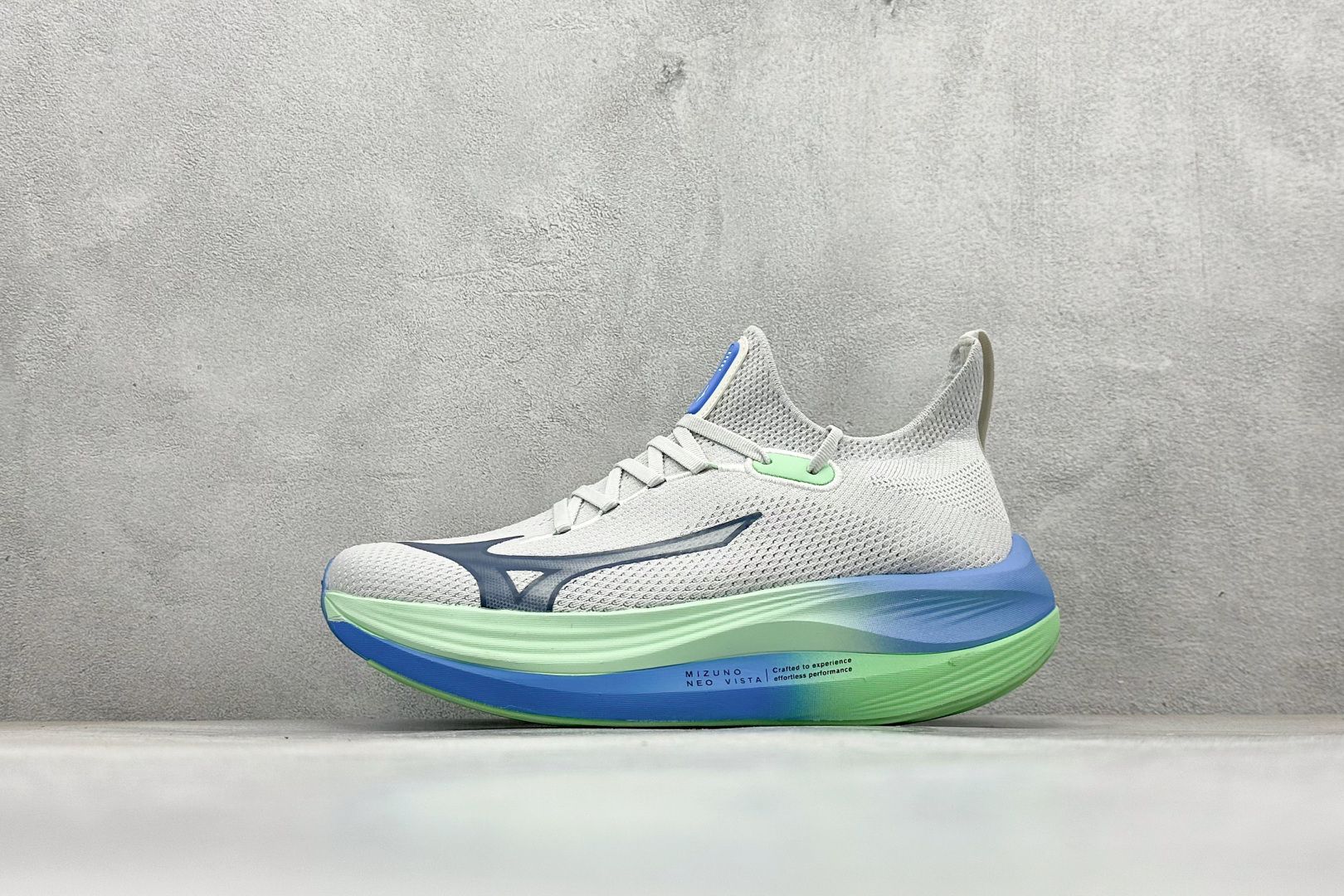 💰180
Mizuno 美津浓 NEO VISTA 复古时尚休闲舒适运动跑步鞋 
美津浓WAVE机械缓震 可以说是机械缓震跑鞋科技的翘楚有着非凡的适应性，有着充分而持久的缓震能力和轻量化设计，是一双可以陪伴我们日常训练甚至是半马比赛的跑鞋，无论是“跑步初哥”还是“精英老鸟”，只要不是比较夸张的大体重人群，都可以穿着WAVE RIDER 来跑步。如果你不知道跑步穿什么鞋，不知道给别人推荐什么鞋，那么选“美津浓 ”
货号：J1GC243451
尺码：36-45
编码：32