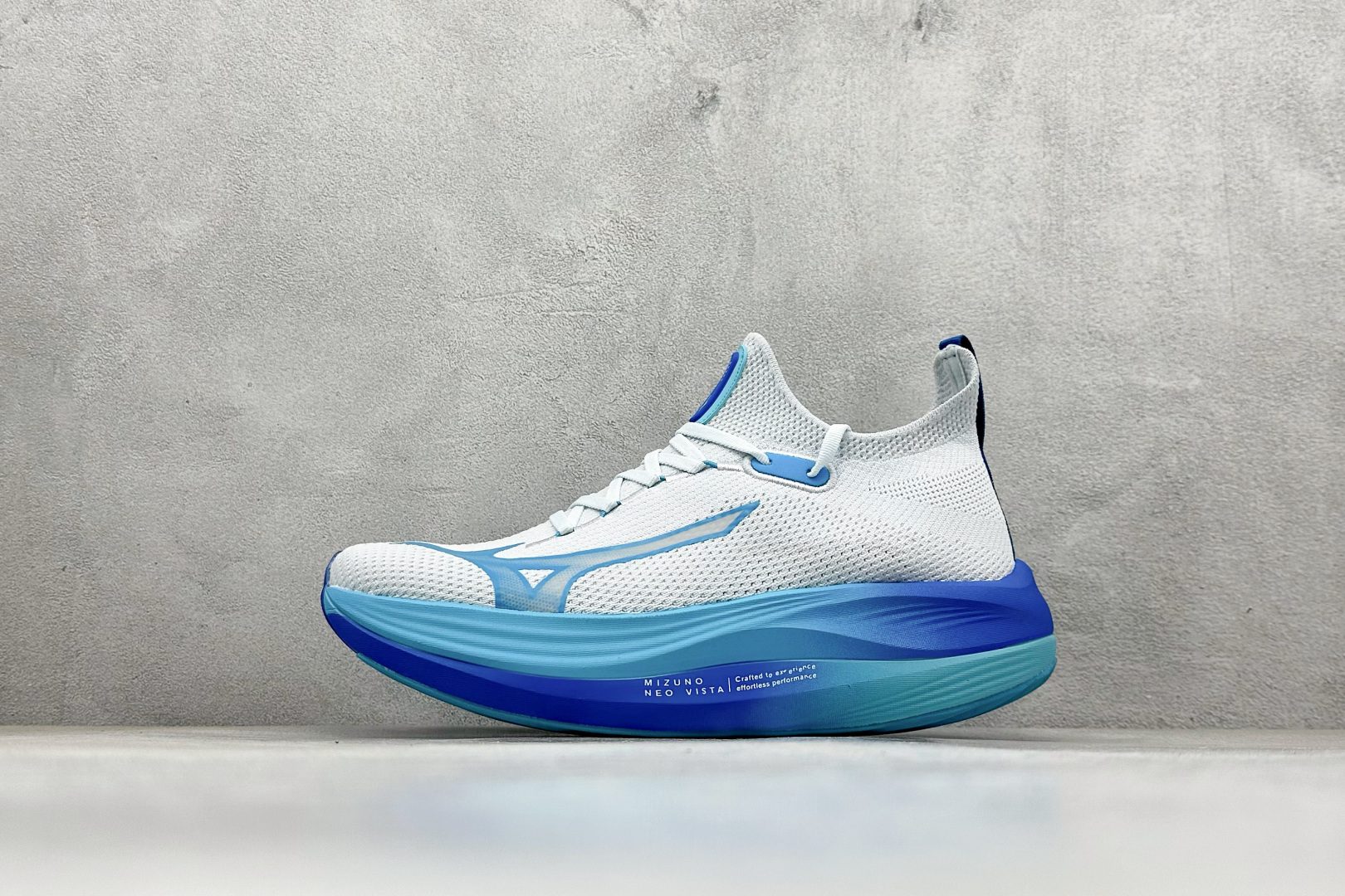 💰180
Mizuno 美津浓 NEO VISTA 复古时尚休闲舒适运动跑步鞋 
美津浓WAVE机械缓震 可以说是机械缓震跑鞋科技的翘楚有着非凡的适应性，有着充分而持久的缓震能力和轻量化设计，是一双可以陪伴我们日常训练甚至是半马比赛的跑鞋，无论是“跑步初哥”还是“精英老鸟”，只要不是比较夸张的大体重人群，都可以穿着WAVE RIDER 来跑步。如果你不知道跑步穿什么鞋，不知道给别人推荐什么鞋，那么选“美津浓 ”
货号：J1GC243421
尺码：36-45
编码：32