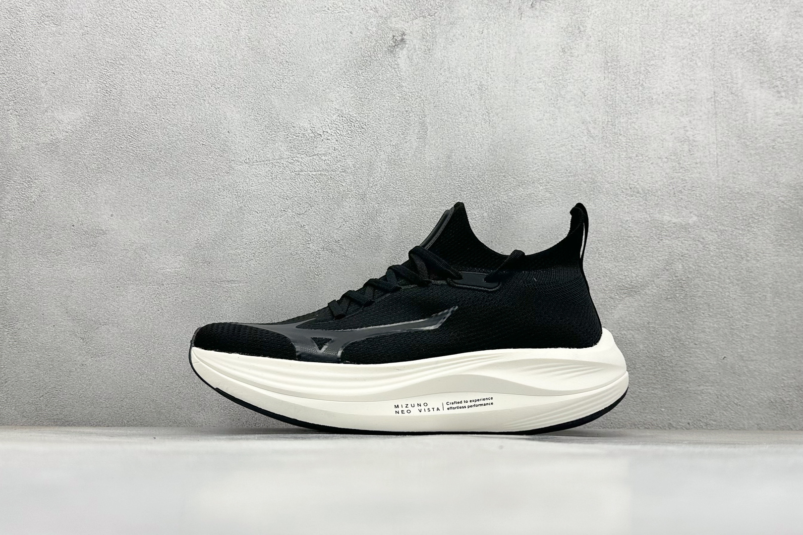 💰180
Mizuno 美津浓 NEO VISTA 复古时尚休闲舒适运动跑步鞋 
美津浓WAVE机械缓震 可以说是机械缓震跑鞋科技的翘楚有着非凡的适应性，有着充分而持久的缓震能力和轻量化设计，是一双可以陪伴我们日常训练甚至是半马比赛的跑鞋，无论是“跑步初哥”还是“精英老鸟”，只要不是比较夸张的大体重人群，都可以穿着WAVE RIDER 来跑步。如果你不知道跑步穿什么鞋，不知道给别人推荐什么鞋，那么选“美津浓 ”
货号：J1GC243953
尺码：36-45
编码：32