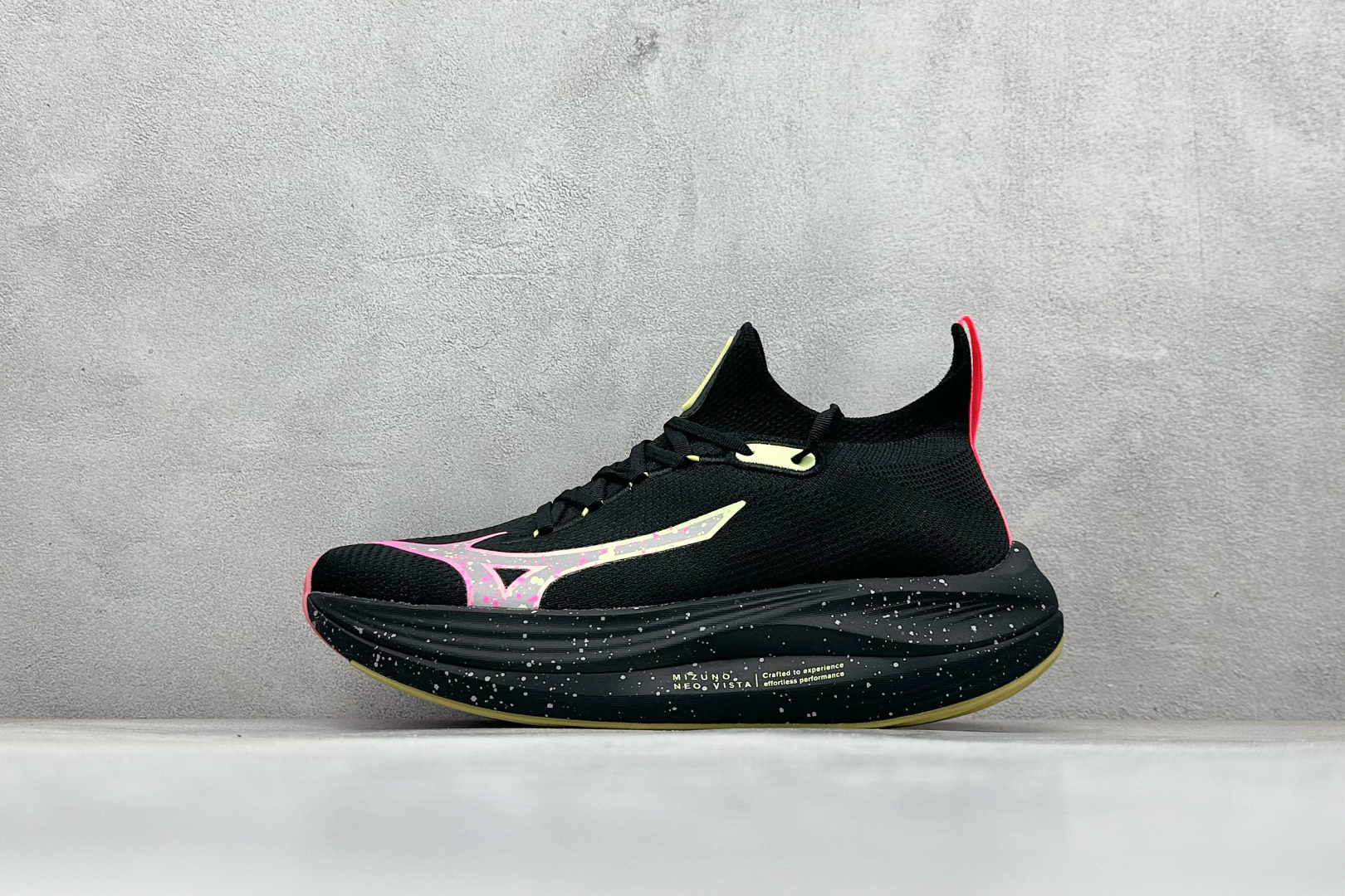 💰180
Mizuno 美津浓 NEO VISTA 复古时尚休闲舒适运动跑步鞋 
美津浓WAVE机械缓震 可以说是机械缓震跑鞋科技的翘楚有着非凡的适应性，有着充分而持久的缓震能力和轻量化设计，是一双可以陪伴我们日常训练甚至是半马比赛的跑鞋，无论是“跑步初哥”还是“精英老鸟”，只要不是比较夸张的大体重人群，都可以穿着WAVE RIDER 来跑步。如果你不知道跑步穿什么鞋，不知道给别人推荐什么鞋，那么选“美津浓 ”
货号：J1GC243403
尺码：36-45
编码：32