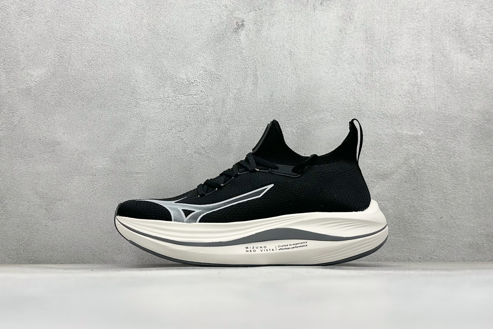 💰180
Mizuno 美津浓 NEO VISTA 复古时尚休闲舒适运动跑步鞋 
美津浓WAVE机械缓震 可以说是机械缓震跑鞋科技的翘楚有着非凡的适应性，有着充分而持久的缓震能力和轻量化设计，是一双可以陪伴我们日常训练甚至是半马比赛的跑鞋，无论是“跑步初哥”还是“精英老鸟”，只要不是比较夸张的大体重人群，都可以穿着WAVE RIDER 来跑步。如果你不知道跑步穿什么鞋，不知道给别人推荐什么鞋，那么选“美津浓 ”
货号：J1GC243952
尺码：36-45
编码：32