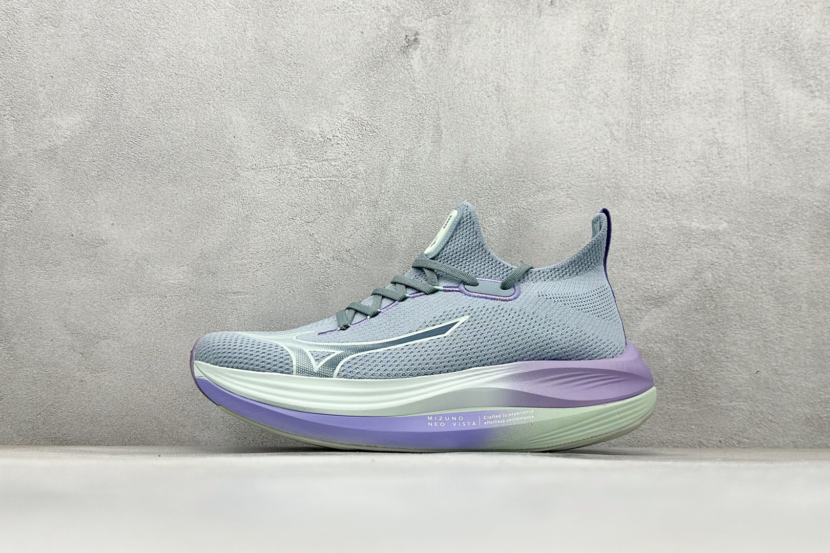 💰180
Mizuno 美津浓 NEO VISTA 复古时尚休闲舒适运动跑步鞋 
美津浓WAVE机械缓震 可以说是机械缓震跑鞋科技的翘楚有着非凡的适应性，有着充分而持久的缓震能力和轻量化设计，是一双可以陪伴我们日常训练甚至是半马比赛的跑鞋，无论是“跑步初哥”还是“精英老鸟”，只要不是比较夸张的大体重人群，都可以穿着WAVE RIDER 来跑步。如果你不知道跑步穿什么鞋，不知道给别人推荐什么鞋，那么选“美津浓 ”
货号：J1GD243471
尺码：36-45
编码：32