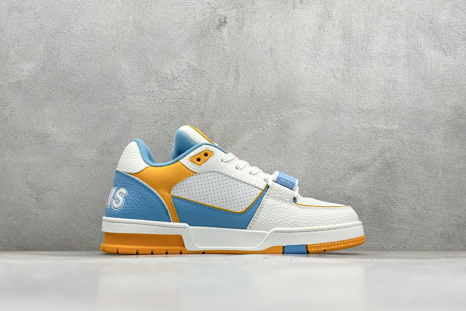 Louis Vuitton Trainer lv时装走秀运动鞋 完美鞋型超高的清洁度 零毛边线头瑕疵 全套原楦原纸版原鞋开模 全网最具灵魂的版型 正确原装黄色鞋盒 正确中底印花 鞋面印花3D高频深度立体 全鞋电脑针车 紧密相连 针距密度一致 环保乳胶注塑鞋垫 厚度脚感还原原版 皮面裁剪部位 统一油边封口工艺 原装橡胶大底含胶量大底组合零偏差 专柜全套包装 防尘袋 说明书 编码:56