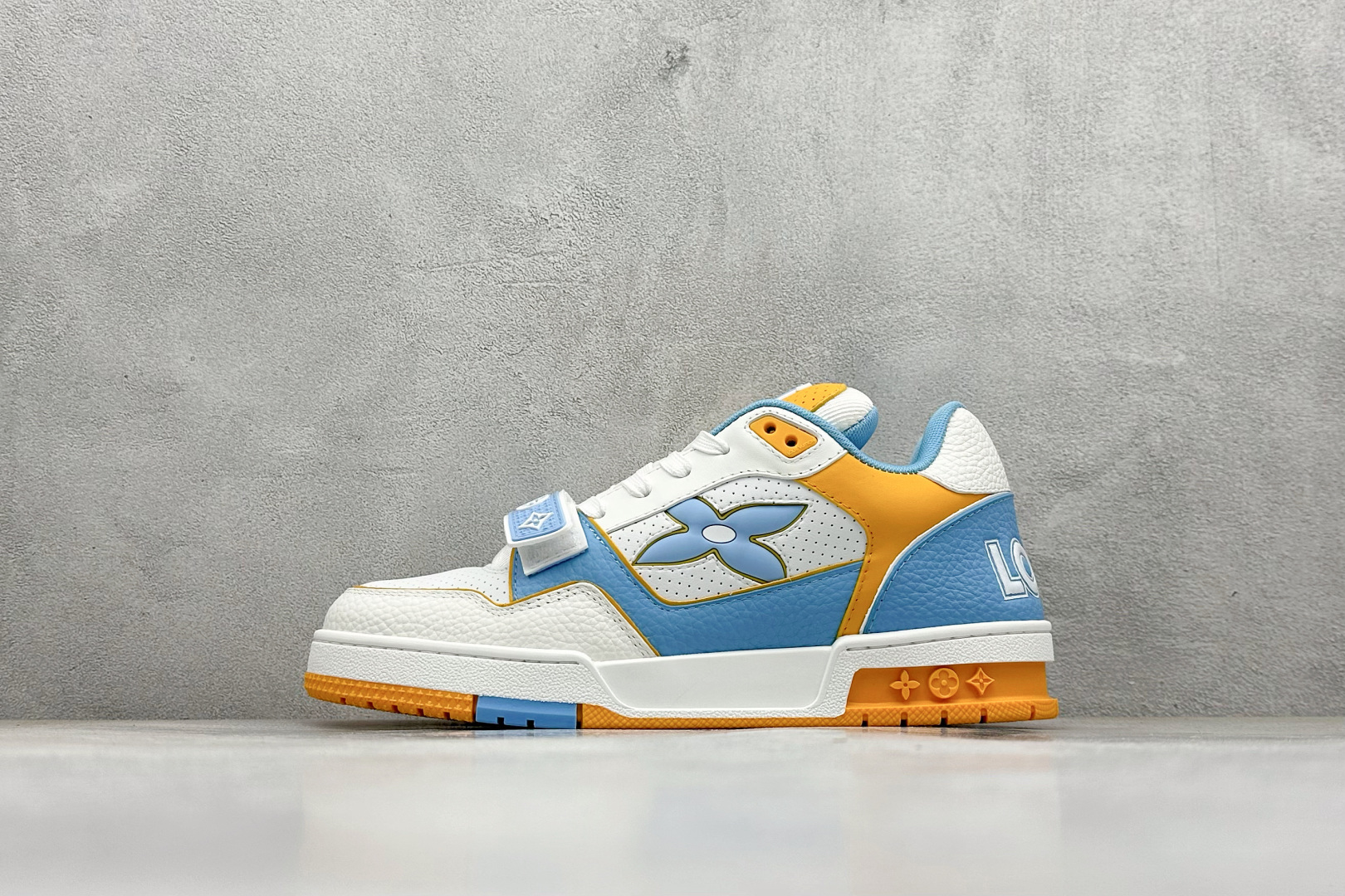 💰420
Louis Vuitton Trainer lv时装走秀运动鞋 
完美鞋型超高的清洁度 零毛边线头瑕疵 全套原楦原纸版原鞋开模 全网最具灵魂的版型 正确原装黄色鞋盒 正确中底印花 鞋面印花3D高频深度立体 全鞋电脑针车 紧密相连 针距密度一致 环保乳胶注塑鞋垫 厚度脚感还原原版 皮面裁剪部位 统一油边封口工艺 原装橡胶大底含胶量大底组合零偏差 专柜全套包装 防尘袋 说明书 
尺码：39-45
编码：56