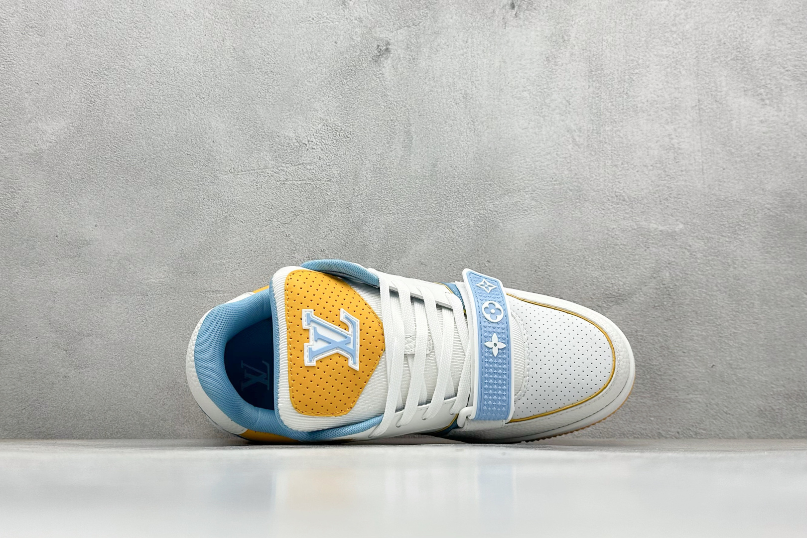 Louis Vuitton Trainer lv时装走秀运动鞋 完美鞋型超高的清洁度 零毛边线头瑕疵 全套原楦原纸版原鞋开模 全网最具灵魂的版型 正确原装黄色鞋盒 正确中底印花 鞋面印花3D高频深度立体 全鞋电脑针车 紧密相连 针距密度一致 环保乳胶注塑鞋垫 厚度脚感还原原版 皮面裁剪部位 统一油边封口工艺 原装橡胶大底含胶量大底组合零偏差 专柜全套包装 防尘袋 说明书 编码:56