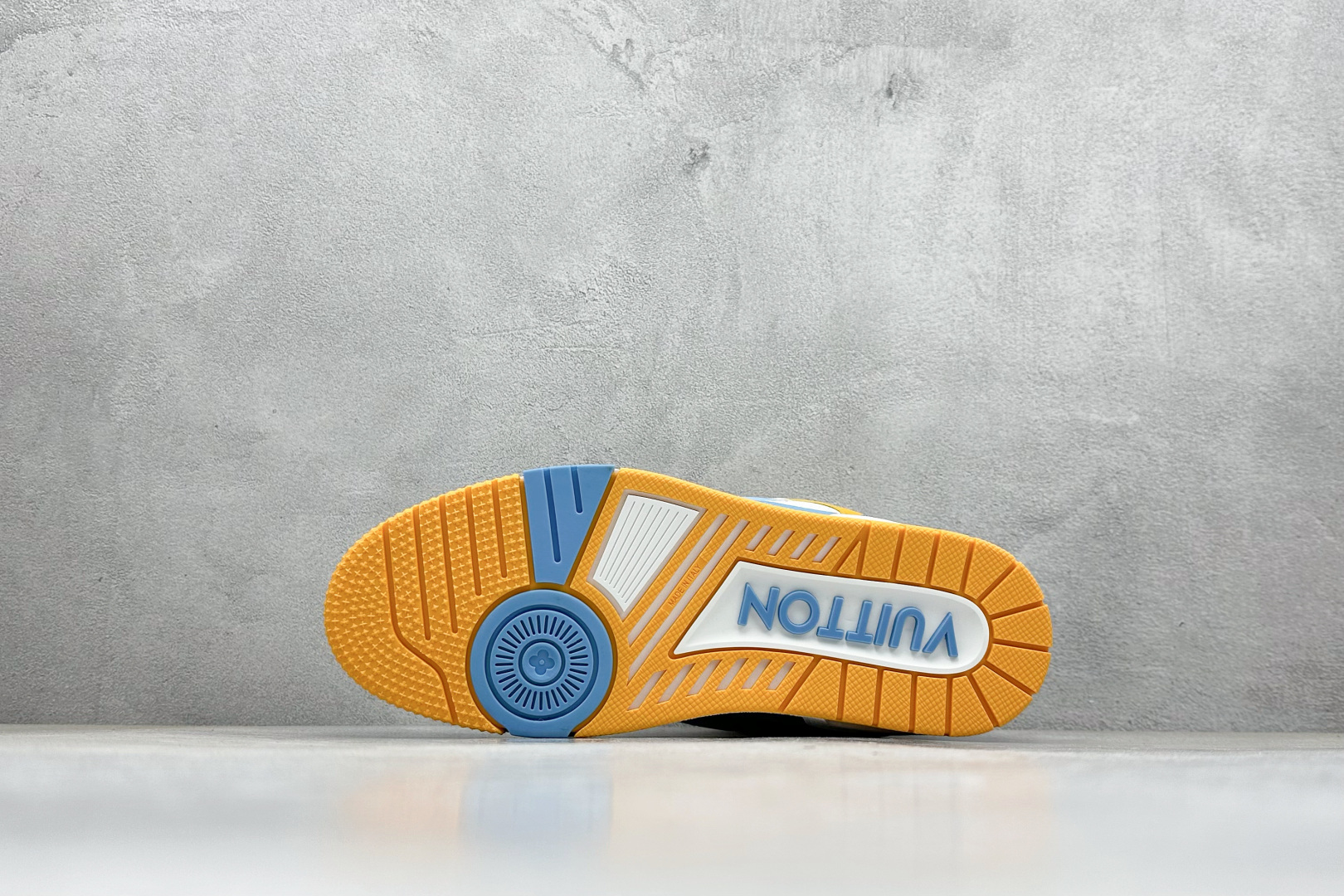 Louis Vuitton Trainer lv时装走秀运动鞋 完美鞋型超高的清洁度 零毛边线头瑕疵 全套原楦原纸版原鞋开模 全网最具灵魂的版型 正确原装黄色鞋盒 正确中底印花 鞋面印花3D高频深度立体 全鞋电脑针车 紧密相连 针距密度一致 环保乳胶注塑鞋垫 厚度脚感还原原版 皮面裁剪部位 统一油边封口工艺 原装橡胶大底含胶量大底组合零偏差 专柜全套包装 防尘袋 说明书 编码:56