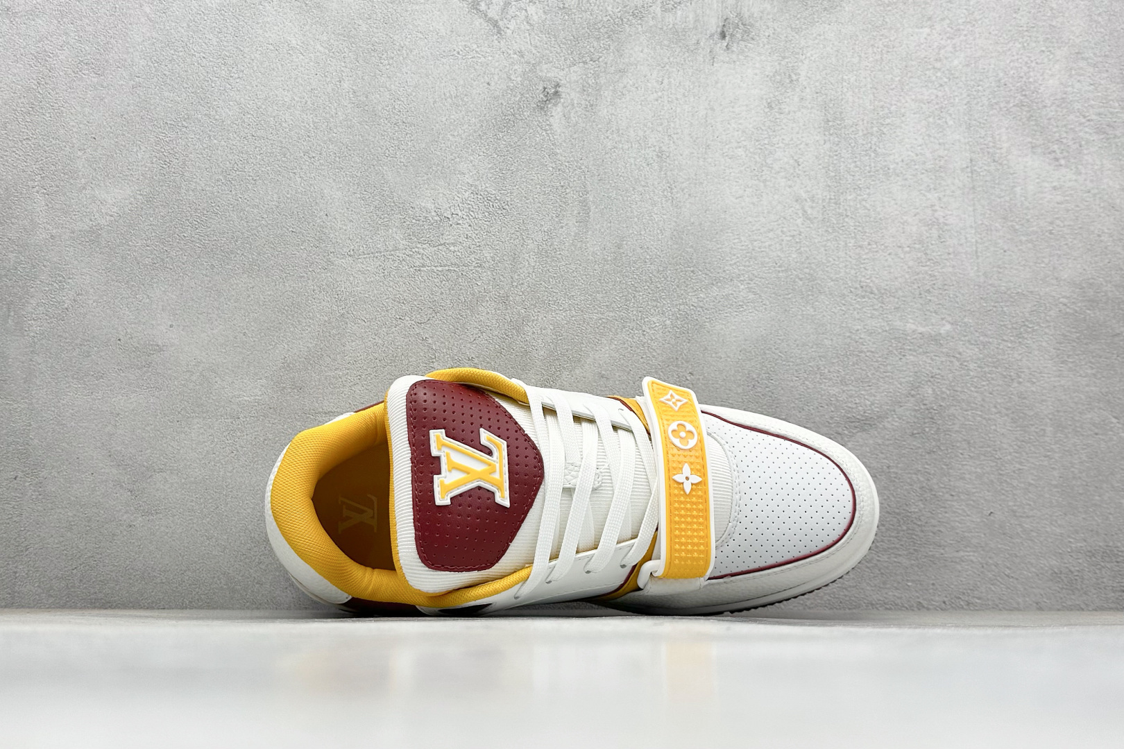 Louis Vuitton Trainer lv时装走秀运动鞋 完美鞋型超高的清洁度 零毛边线头瑕疵 全套原楦原纸版原鞋开模 全网最具灵魂的版型 正确原装黄色鞋盒 正确中底印花 鞋面印花3D高频深度立体 全鞋电脑针车 紧密相连 针距密度一致 环保乳胶注塑鞋垫 厚度脚感还原原版 皮面裁剪部位 统一油边封口工艺 原装橡胶大底含胶量大底组合零偏差 专柜全套包装 防尘袋 说明书 编码:56