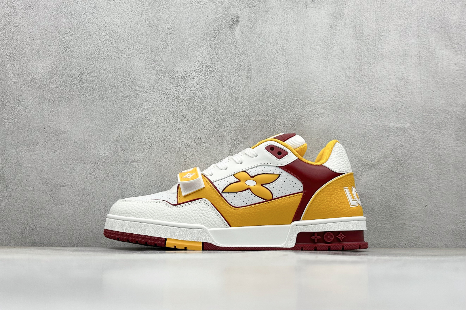 💰420
Louis Vuitton Trainer lv时装走秀运动鞋 
完美鞋型超高的清洁度 零毛边线头瑕疵 全套原楦原纸版原鞋开模 全网最具灵魂的版型 正确原装黄色鞋盒 正确中底印花 鞋面印花3D高频深度立体 全鞋电脑针车 紧密相连 针距密度一致 环保乳胶注塑鞋垫 厚度脚感还原原版 皮面裁剪部位 统一油边封口工艺 原装橡胶大底含胶量大底组合零偏差 专柜全套包装 防尘袋 说明书 
尺码：39-45
编码：56