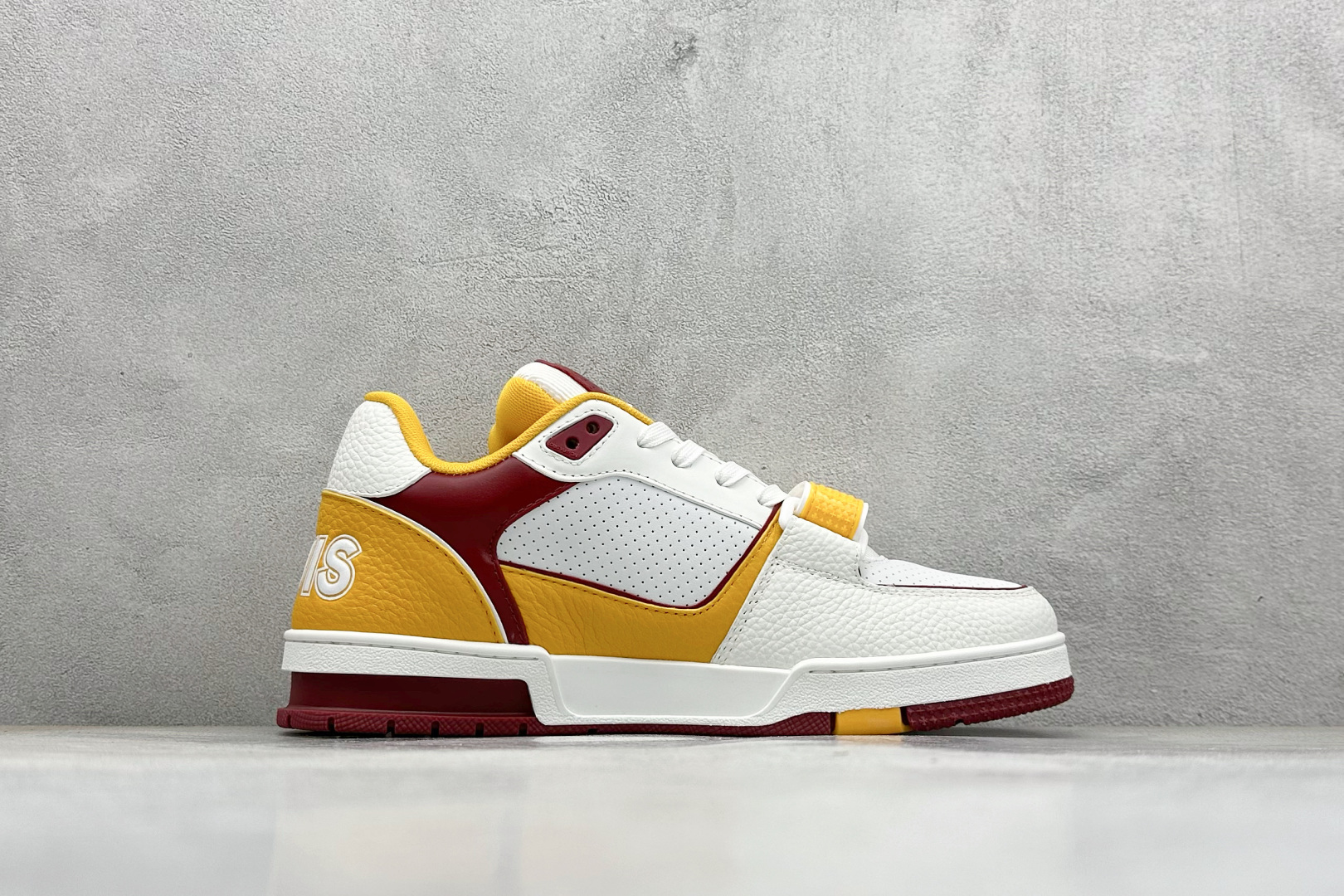 Louis Vuitton Trainer lv时装走秀运动鞋 完美鞋型超高的清洁度 零毛边线头瑕疵 全套原楦原纸版原鞋开模 全网最具灵魂的版型 正确原装黄色鞋盒 正确中底印花 鞋面印花3D高频深度立体 全鞋电脑针车 紧密相连 针距密度一致 环保乳胶注塑鞋垫 厚度脚感还原原版 皮面裁剪部位 统一油边封口工艺 原装橡胶大底含胶量大底组合零偏差 专柜全套包装 防尘袋 说明书 编码:56