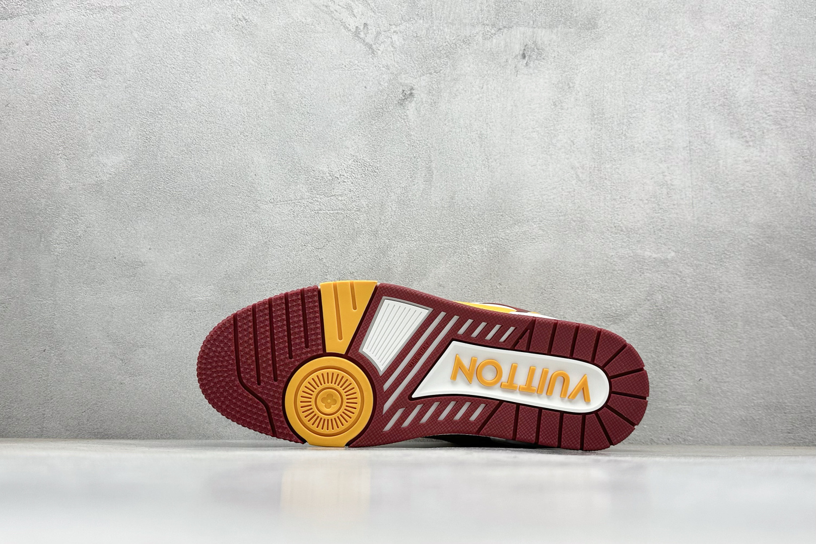 Louis Vuitton Trainer lv时装走秀运动鞋 完美鞋型超高的清洁度 零毛边线头瑕疵 全套原楦原纸版原鞋开模 全网最具灵魂的版型 正确原装黄色鞋盒 正确中底印花 鞋面印花3D高频深度立体 全鞋电脑针车 紧密相连 针距密度一致 环保乳胶注塑鞋垫 厚度脚感还原原版 皮面裁剪部位 统一油边封口工艺 原装橡胶大底含胶量大底组合零偏差 专柜全套包装 防尘袋 说明书 编码:56